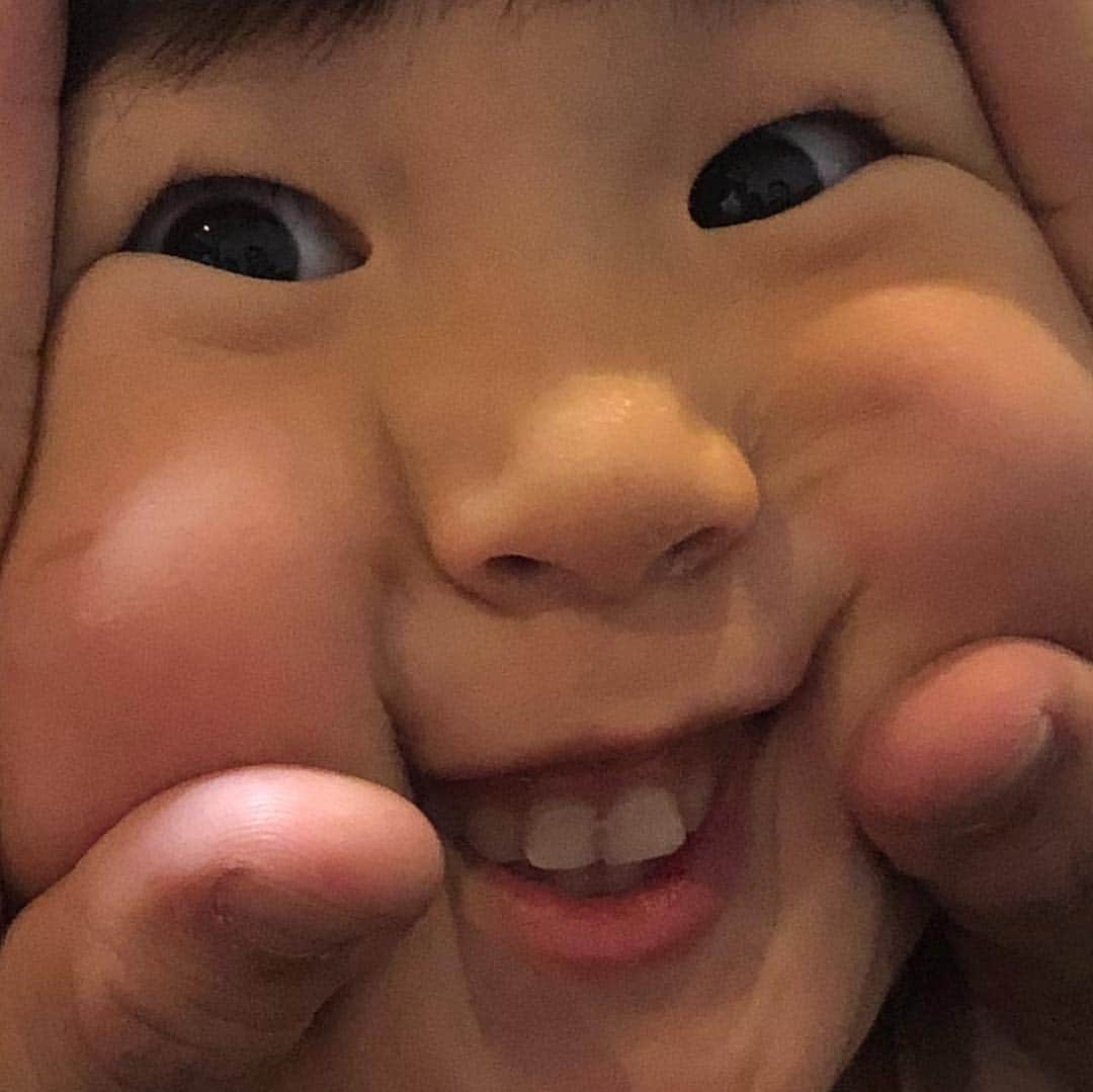 エハラマサヒロさんのインスタグラム写真 - (エハラマサヒロInstagram)「音ちゃんが4歳になりました❗️✌️﻿ こないだまで赤ちゃんおにぎりだったのにもう4歳なのね。早い早い！﻿ ﻿ #オモロイ顔No.1カッコいい﻿ #愛嬌No.1カッコいい﻿ #赤ちゃんおにぎりで1歳にならずして世界まで写真が轟いててカッコいい﻿ #最後にチラッとカッコいい #エハラ4姉弟」1月28日 21時01分 - eharamasahiro