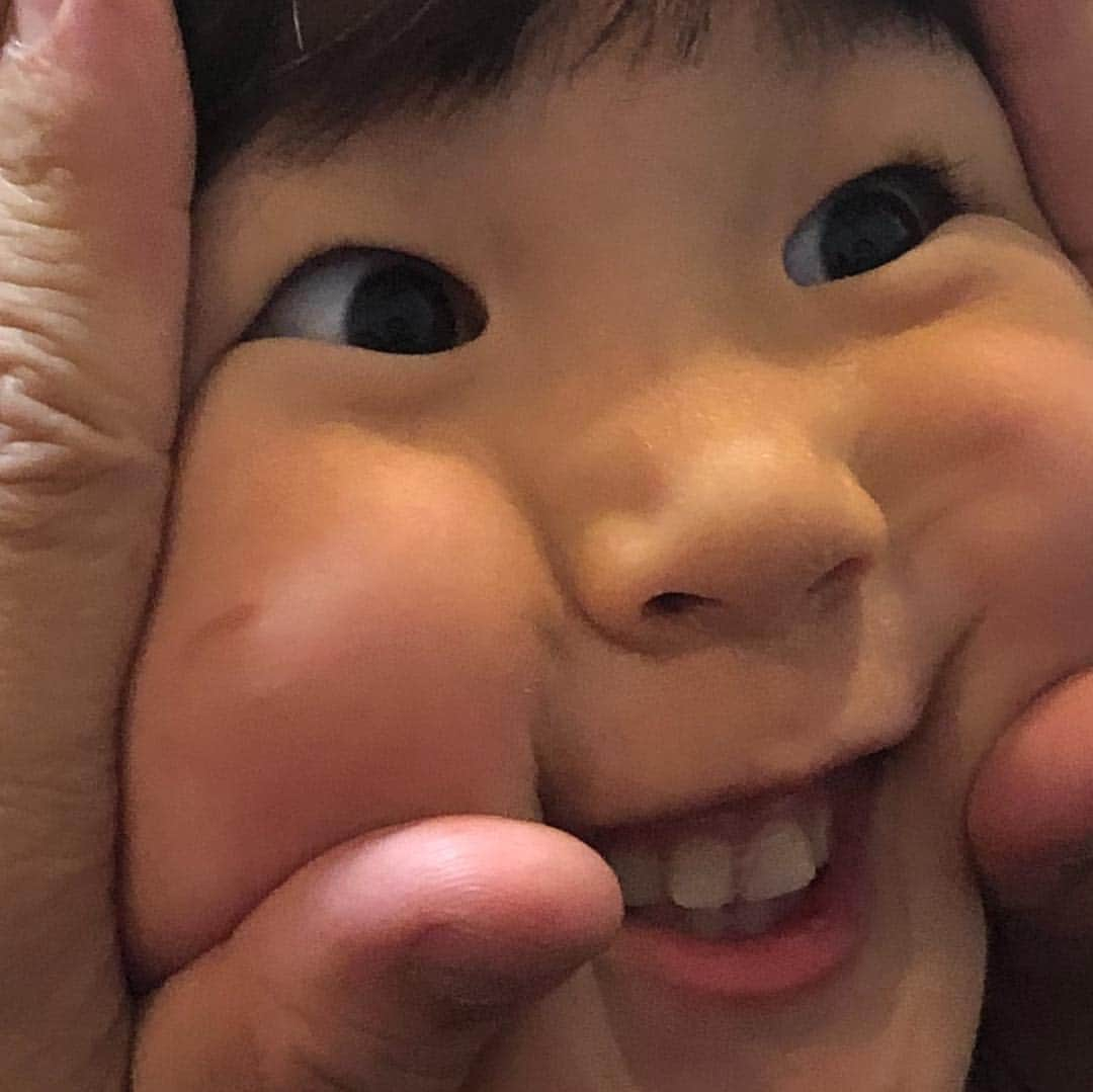 エハラマサヒロさんのインスタグラム写真 - (エハラマサヒロInstagram)「音ちゃんが4歳になりました❗️✌️﻿ こないだまで赤ちゃんおにぎりだったのにもう4歳なのね。早い早い！﻿ ﻿ #オモロイ顔No.1カッコいい﻿ #愛嬌No.1カッコいい﻿ #赤ちゃんおにぎりで1歳にならずして世界まで写真が轟いててカッコいい﻿ #最後にチラッとカッコいい #エハラ4姉弟」1月28日 21時01分 - eharamasahiro