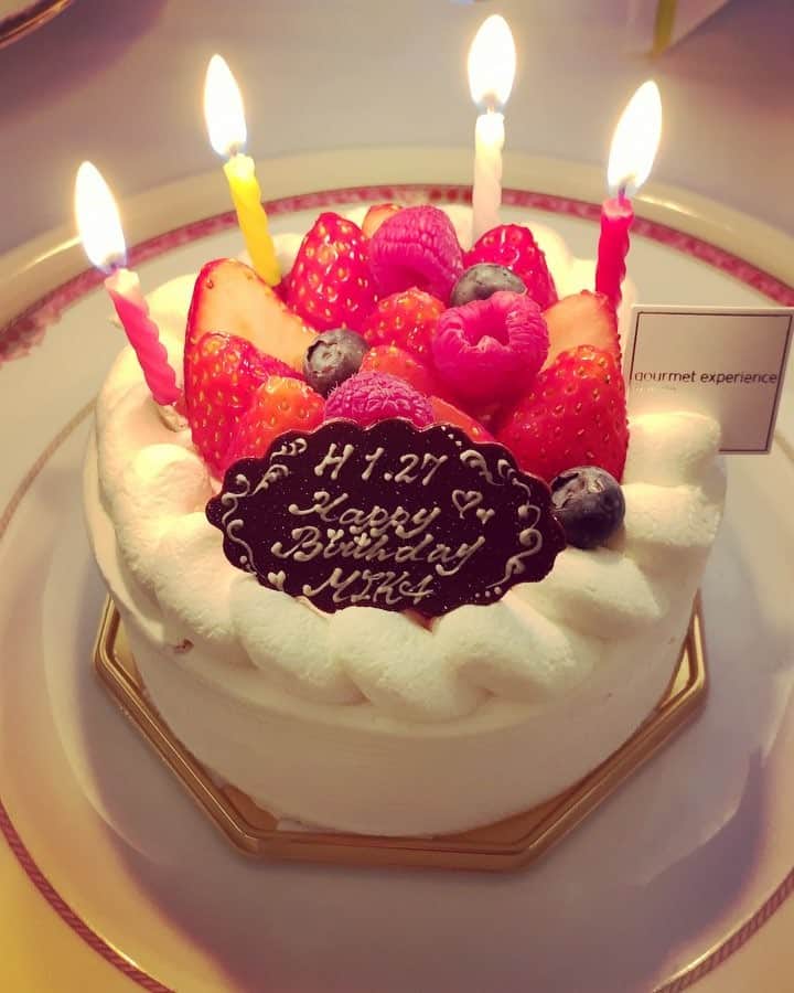 金子実加のインスタグラム：「2019.01.27 🎂✨ 大人の女性になれるように、日々精進致します🙇‍♀️✨ 産んでくれて、ありがとうございます💓 お祝いしてくれて、ありがとうございます💓 . 頑張らなきゃ✨ . . . #birthday #127 #27january #27janvier #anniversary #anniversaire #happy #誕生日 #MIKA #kanekomika #金子実加 #me #thankyou #thanks #感謝」