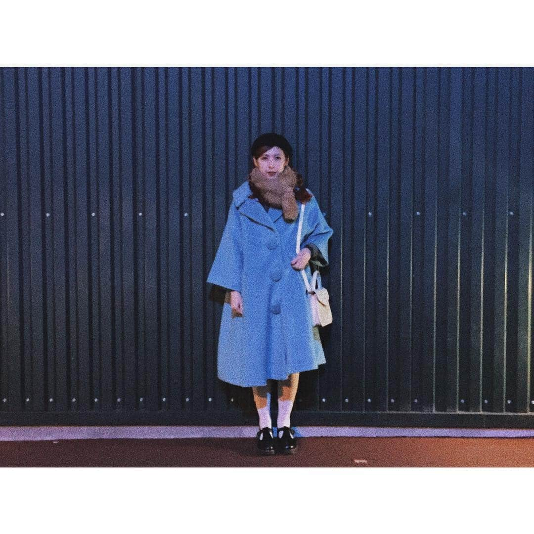 松尾レミさんのインスタグラム写真 - (松尾レミInstagram)「みんなからめっっっちゃ質問頂く、このコートはMARTE(@marte_vintage)のものです！可愛すぎて私は黒、水色、ベージュと持っていて、更に母親にもプレゼントしました笑 残念ながらもう売り切れてしまってるけど😭今日もMARTEの2019S/S行ってきたけど、かわゆ過ぎたぜ、、。MARTEはスタッフさんも含め最高にキュートで気さくで素敵なのです。原宿店と大阪店、どちらも宝箱なのです💎」1月28日 21時06分 - remimatsuo