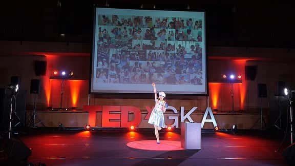 岡田ひとみ（ねんドル）さんのインスタグラム写真 - (岡田ひとみ（ねんドル）Instagram)「日本初の完全英語、中学生主体で運営された​TEDxイベント、TEDxGKA(ぐんま国際アカデミー)でスピーチをさせていただきました。 テーマは“Nendo and Being a Weirdo”。私が大切にしている“違和感”と、子どもたちに何を届けたいか。 海外でワークショップをやっているので、よく英語が得意と誤解をされることがありますが、いつも愛と勇気と中学生英語だけで過ごしている私にはとても無謀な挑戦でありました。 しかし大好きなTEDであること、学生自身が声をかけてくれたこと、そして伝えたいことがあるので、お話しでき嬉しく思っています。 ※YouTubeのリンクはブログに貼っています。  The first full English TEDx event in Japan! Nendo and Being a Weirdo | Hitomi Okada | TEDxGKA YouTube https://youtu.be/G_EuoKnwvSg  Special thanks to Duncan,Julia,Chica,Tomo,Ronnie  #ted #tedx #tedxgka #speech #english #nendol #japan #japon #ねんドル #おねんどお姉さん」1月28日 21時23分 - hitomi_nendol