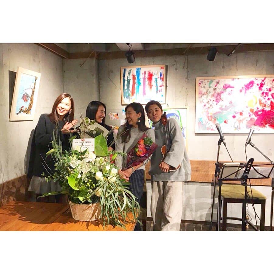 のインスタグラム：「* 『夕帆 first キリ絵個展 ×La-Rainbow project』 * 昨日のレセプション、そして本日初日 お越し頂いた皆様本当にありがとうございました☺️🙏🌈 * * 全てが初めての経験で不安だったけど、 やっぱり好きなものには自信を持てるし、 何よりサポートしてくださる皆様のおかげで楽しい😋❣️ * 明日も夕帆と在廊していますので、 私たちとおしゃべりしに来てくださいな🌞🤙🏽 * * 2018.1.28(mon)〜2.3(sun) 12:30〜17:00 @BAR JICON(自由が丘駅 徒歩5分)  昼間はご都合がつかない方も、 18:00以降のBAR営業中(火曜定休)も展示しているので 是非お立ち寄りください🌟 * special thanks @vocal.sachi @bar_jicon_okusawa * #exhibition #art #la_rainbow_project #JICON #夕帆 #切り絵 #個展 #アート #コラボ企画 #自由が丘 #レンタルスペース #スポンサー募集」