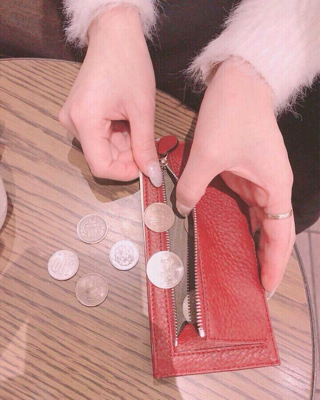 鈴木 あやさんのインスタグラム写真 - (鈴木 あやInstagram)「. @vifjkobe のお財布 GETしたよ👛 . 男女兼用で色も8色展開だから 選べて嬉しい😙👍🏻✨ (春頃には12~16色展開になる予定みたい👏🏻) . それでね！ 1番驚きなのが厚さ3㎜ってとこ☝🏻😳♥️ . 普段ミニバック使ってるから 長財布って持てなくて🤔💭 3つ折りのお財布使ってるけど お札折れちゃうのが  ちょっと気になってたの🤫 . でもこのVIFJのLIDIAなら 場所を取らないからミニバッグにも入るし お札も曲がらないから嬉しい🤣💗 . とっても薄いからスーツ🧥着て お仕事行ってる方の内ポケットとかにも 嵩張らずに入っていいよね🙆🏻‍♂️✨ . #VIFJ #ヴィフジェイ #財布 #薄型財布 #LIDIA #神戸 #神戸ブランド #広告 #PR #盛れなすぎてsnow  Shop Site👉🏻https://vifj.official.ec/」1月28日 22時06分 - ayachu69