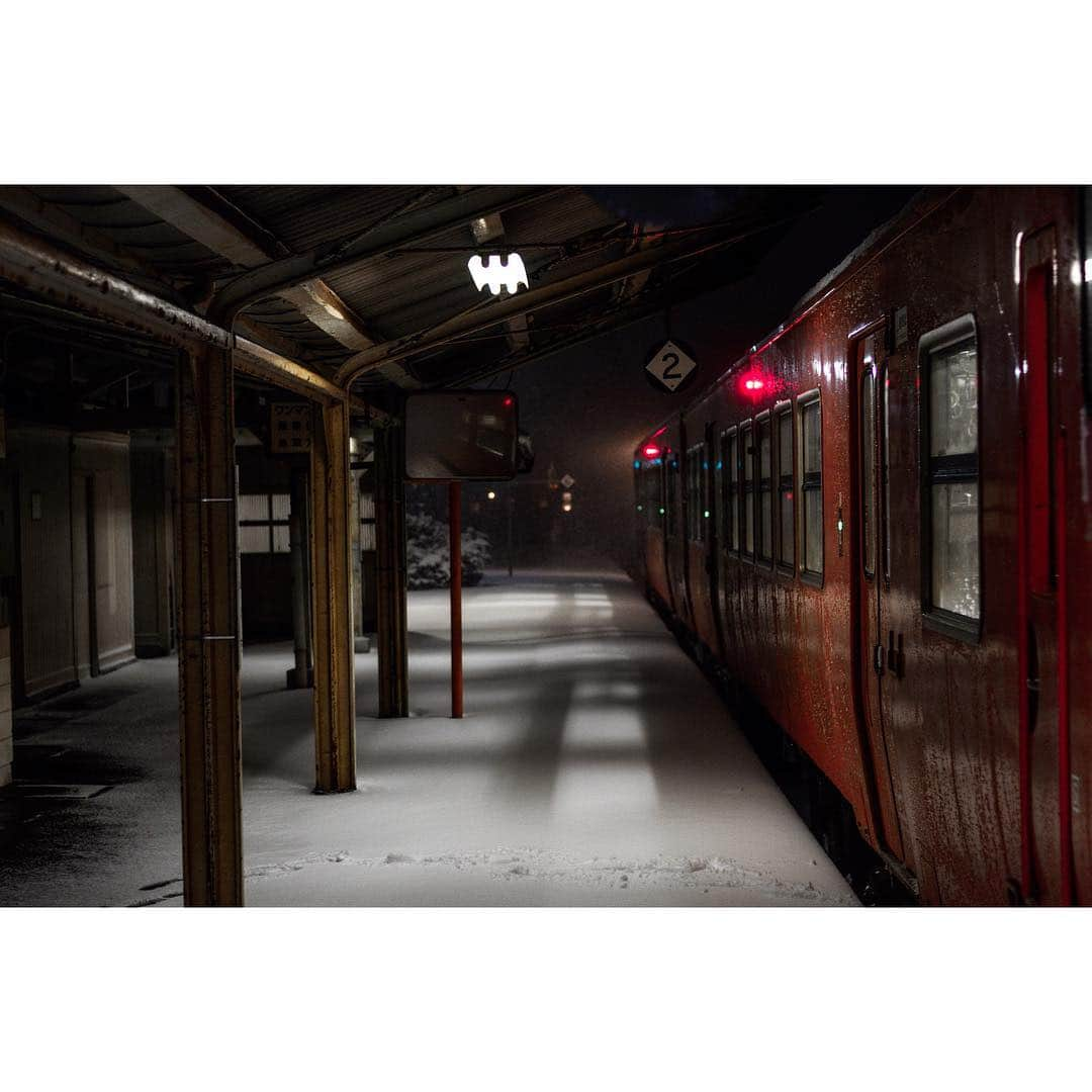 大越光貴さんのインスタグラム写真 - (大越光貴Instagram)「#SNOW #train #winter #whiteout #daisen #station #tottori #japan #missthisplace #throwback #trip #travel #nikon #retrip_nippon #tokyo_camera_club #電車 #雪国 #大山町 #鳥取 #ファインダー越しの私の世界 #編集の練習中」1月28日 22時27分 - koukoshi