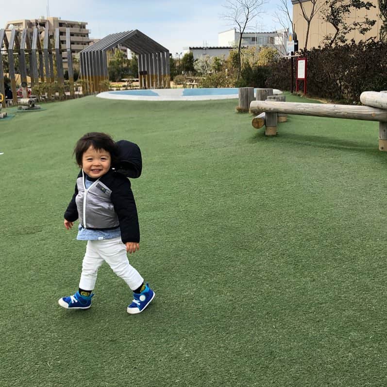 中岡由佳さんのインスタグラム写真 - (中岡由佳Instagram)「朝からいろいろ用事を済ませ、やっと遊びに行った屋上は強風で飛ばされそうに。息子に買ったばかりのいつも着ているサイズのジャンパーはちょっときつそう。そんな事もあるよね。笑 #japanese #1y9m」1月28日 23時17分 - yuka_nakaoka