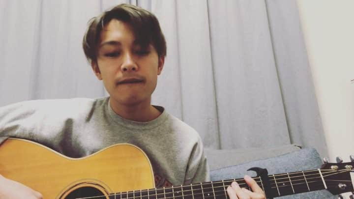 林完伍のインスタグラム：「.﻿ 海の声／桐谷健太 ----------﻿﻿ 空の声が聞きたくて 風の声に耳すませ 海の声が知りたくて 君の声を探してる ---------- ﻿﻿ 要するに、君を探してる ﻿﻿ #シンガーソングライター #SSW #弾き語り #ギター弾き語り #acoustic #singersongwriter #弾き語り動画 #カバー動画 #歌ってみた #桐谷健太 #海の声 #gogo完伍 #鎌倉 #鎌倉ライフ」