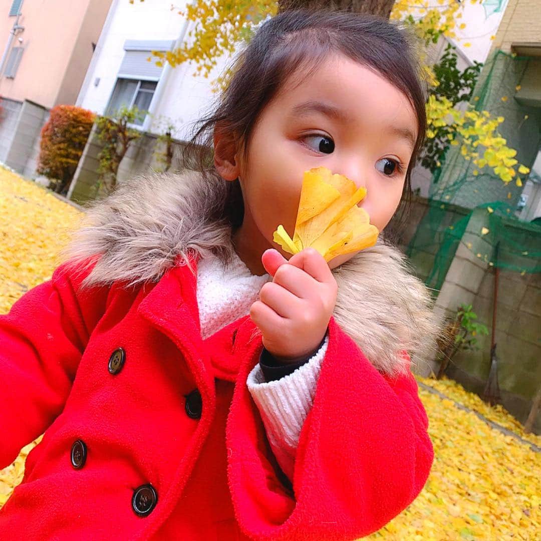 ゆん（並木優奈）さんのインスタグラム写真 - (ゆん（並木優奈）Instagram)「. . 前日の雨でびしょびしょのいちょうの葉を集めるりおな♥️笑 . . . . . . #riona」1月28日 23時37分 - yunaaaaa.x