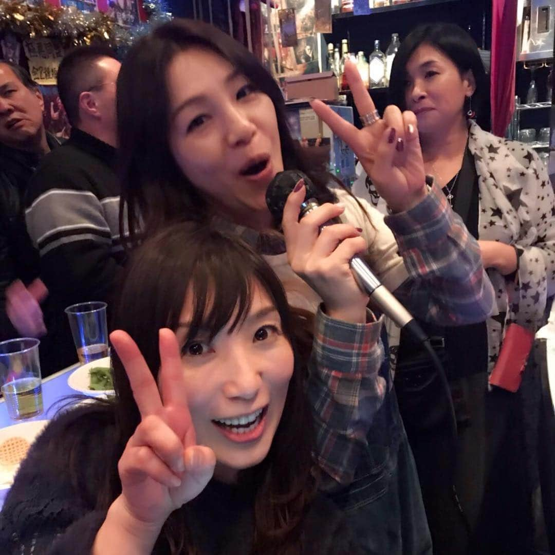 井上貴子さんのインスタグラム写真 - (井上貴子Instagram)「中野のぶるちゃん主催の ボーリング大会&打ち上げ。  盛り上がったーーっ^ ^  なんと！ 親切なのよー！  本番前に練習時間があって…  おかげさまで アタシは一投目から ストライク^ ^  持ってるわー  笑笑  貴子チームはみんな 元気で明るい！！ 山さんの素晴らしい進行で ケガもなく無事に 何事もなく終わりました。 ありがとうございましたー。  家に帰ってから  あ。  個人賞は発表したけど 団体戦はどーだったんだろう？  と気づいたんだけど。  そんなことどーでもイイくらい 楽しい打ち上げになって 中野のぶるちゃんが 無くなってしまうのは とっても寂しいなぁと 実感しているの😞  こうして 久しぶりに元全女メンバーが 集まると…話もあの頃の話だし。  この歳になって あの当時の先輩も後輩も 携わっていれるって…  アタシはとても嬉しくて♡  なんか。 浮かれて長々なっちまった。  Happyで^ ^  #井上貴子  #LLPWX #女子プロレスラー #トイプードル #ボーリング大会 #ブル中野 #豊田真奈美 #山田敏代 #玉田りえ #府川由美 #中野サンプラザ #中野のぶるちゃん #全日本女子プロレス」1月29日 0時03分 - takaco_inoue