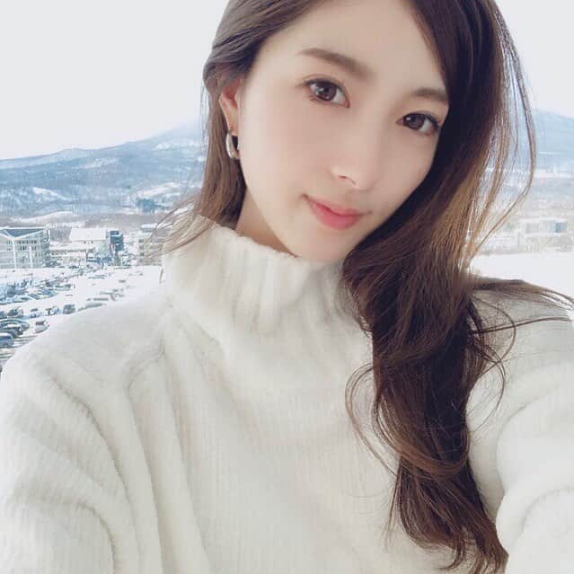 湯浅喬子のインスタグラム：「北海道に行く前に、気になってた @beaute.beauty.relaxation へ♡ 、 すっぴんでもお肌がツルツルに なるトリートメントを体験✨ 、 ノーファンデでもツルツルな お肌になれました❤ 毛穴もなくなったし、透明感も アップして大満足☺️ 、 #クリスティーナ#christina#ローズドメーラ#rosedemer#ビオフィート#biophyto#アンストレス#unstress#フロオキシゲン#fluoroxygen#シャトーデボーテ#chateaudebeaute#ノーファンデ#神戸エステ#ブライダルエステ」