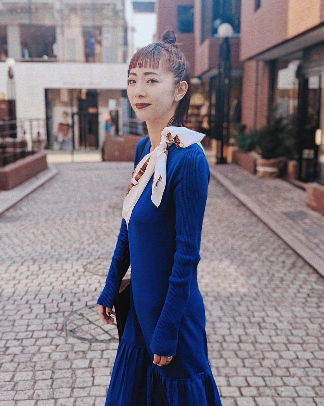 荻原桃子さんのインスタグラム写真 - (荻原桃子Instagram)「UN3D. BLUE💙 がカワイイプリーツティアードのニットワンピース。  ティアードの始まりを下にもってきてマーメイドシルエットになっているので甘過ぎず丁度良い仕上がりに。  糸も詰まり感、重み感、しっとり感、を大切に着崩れのしないMODE感のあるニットの仕上がりになっています🧵 . BAG @jilsander  SCARF @cartier #vintage . . #UN3D #春はもう少し先かな  #寒いけど冬服飽きたよね  #色で遊ぼう」1月29日 0時08分 - momokoogihara