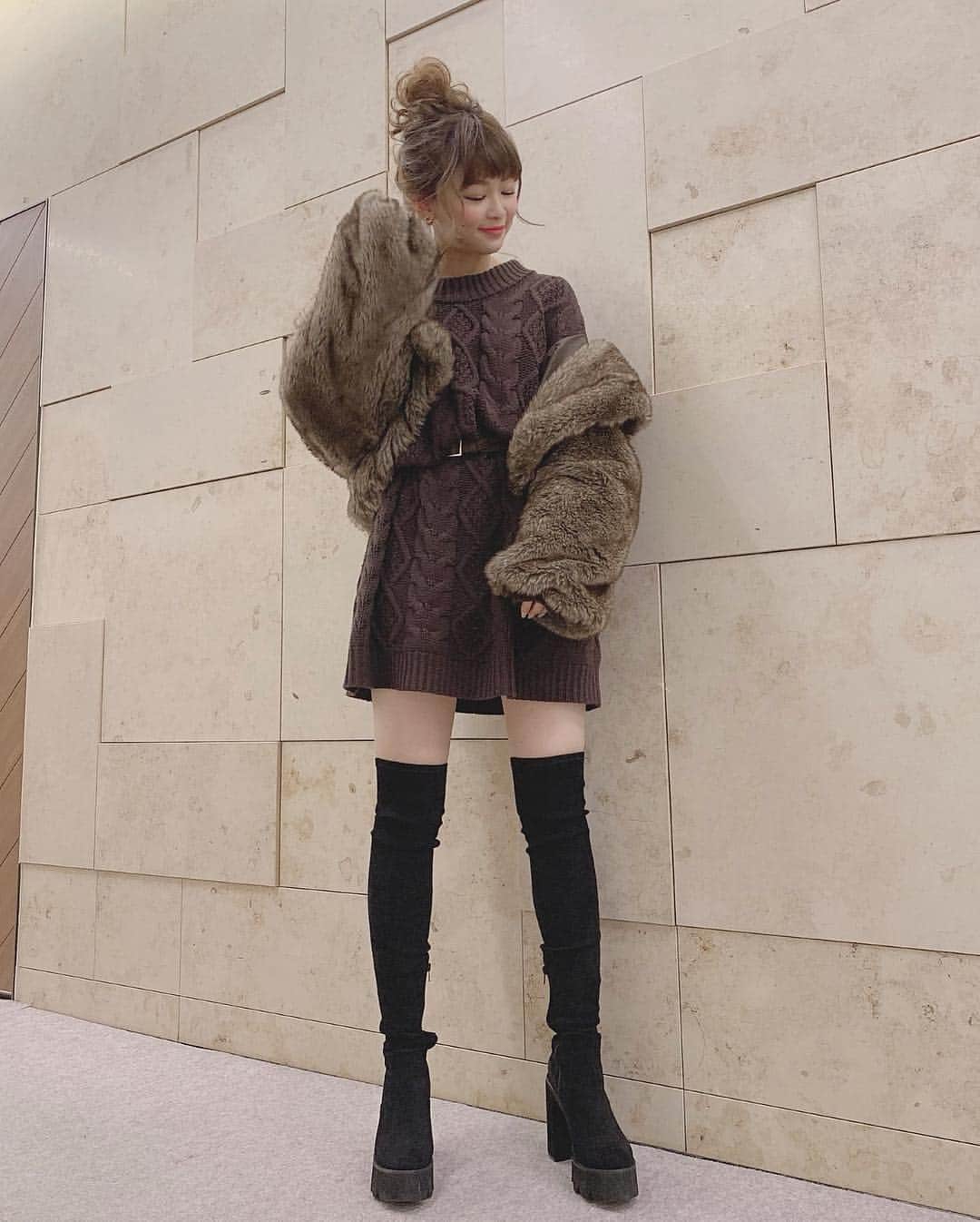 のインスタグラム：「友達が絶賛してた﻿ EMODAのニーハイ👢❤︎﻿ ﻿ 再入荷の連絡きて買ったんだけど﻿ 確かにめちゃくちゃ引き締まるこれ（笑）﻿ ﻿ いつもわたしが履いてたニーハイに比べて﻿ すごい引き締め効果あると思う！﻿ ﻿ ゆったり履きたい人は﻿ R&Eのニーハイの方がおすすめかな！﻿ ﻿ すごい！感動（笑）﻿ ﻿ ただね、見ての通り、まぁまぁ高さがあるの﻿ 厚底だから靴擦れとかはそこまで気にならなかったけど﻿ 足が重いのはあるかも（笑）﻿ ﻿ outer〻﻿ @whoswhochico  one-piece〻﻿ @whoswhochico  boots〻﻿ @emoda_official ﻿ iPhone変えて、  @cherishme_official の﻿ iPhoneケースが出来ない件😭💭﻿ でも前の携帯もカメラめっちゃ綺麗で﻿ いつも持ち歩いてるからそっちで使ってる💓﻿ ﻿ #ootd#outfit#code#coordinate ﻿ #style #code #fashion  #hair #hairstyle #haircolor #hairarrange #hairmake #make #makeup ﻿ #ヘアアレンジ  #ヘアスタイル #ヘアメイク #メイク ﻿ #りなてぃーコーデ #chico #emoda」