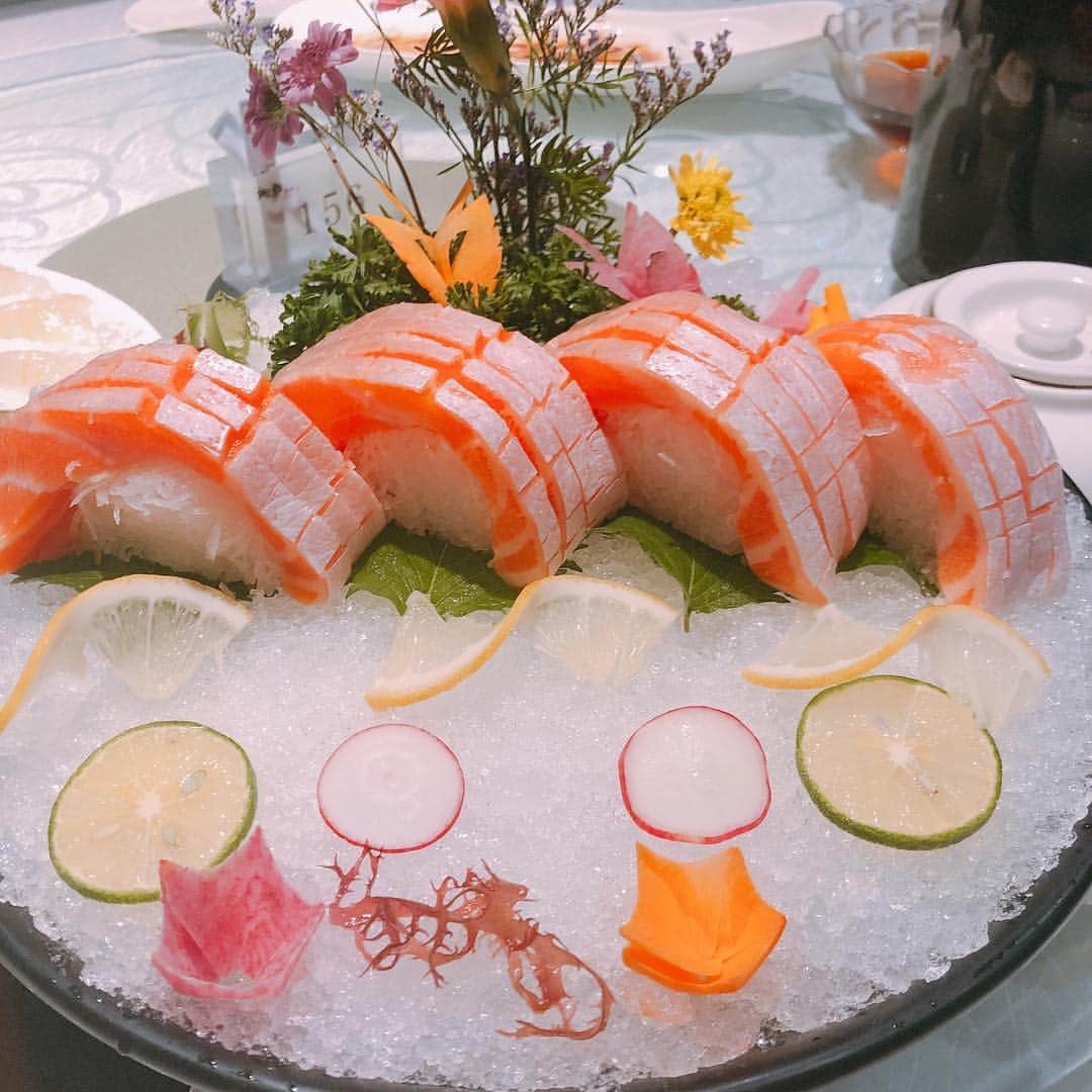 森田真結子さんのインスタグラム写真 - (森田真結子Instagram)「広州のごはん🍽  中華だー！本場だー！ と思ってたんだけど、 知らない料理ばっかり出てきて新鮮でした！ 叉焼と白身魚のお刺身とじゃがいもの上に乗った濃い味のモツがとっても美味しかったです💕」1月29日 11時40分 - mayodarts