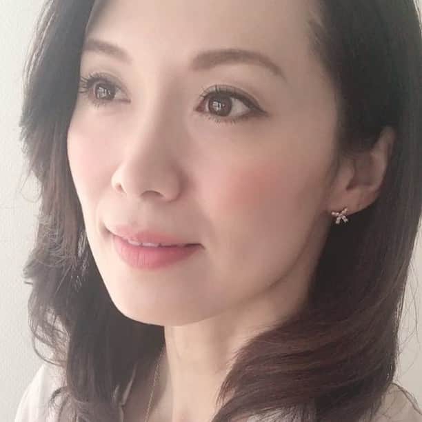 のインスタグラム：「・ ・ ・ 自分に似合う色〜 ・ ・ ピンクベージュはしっくりくる色♡ ・ ・ 担当ネイリストさんに「奈美カラー」と言われてます…笑 ・ ・ 今日はお洋服もピンクベージュ ・  ドアップすぎてお洋服が見えてないですねー(^-^; ・ ・ ・ #駒田奈美 #オスカープロモーション #モデル #美魔女 #カラー #色 #似合う色 #パーソナルカラー #ピンクベージュ #ネイル #ネイリスト #」
