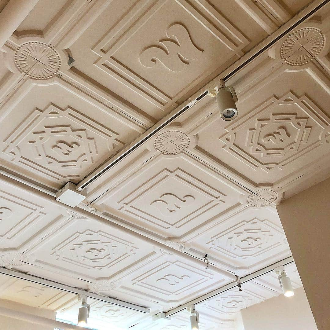 オードリー・ゲルマンのインスタグラム：「a wing ceiling... my favorite thing we’ve ever done. #allinthedetails」