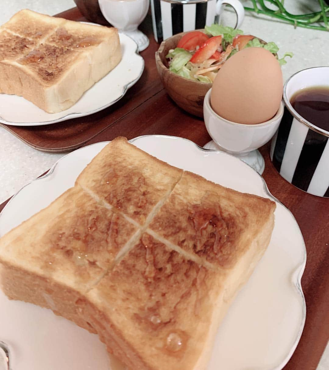 水谷雅子さんのインスタグラム写真 - (水谷雅子Instagram)「#おはようございます #モーニング#朝食 #breakfast #トースト#はちみつ #ゆで卵#シュガーレディ #サラダ#ホットコーヒー#珈琲 #水谷雅子 #水谷雅子beautybook50の私  こちら今朝は晴れ☀️ 風は冷たいのでしっかりと防寒対策してくださいね❣️ 今日も頑張って行ってらっしゃい😊✋💖」1月29日 8時09分 - mizutanimasako