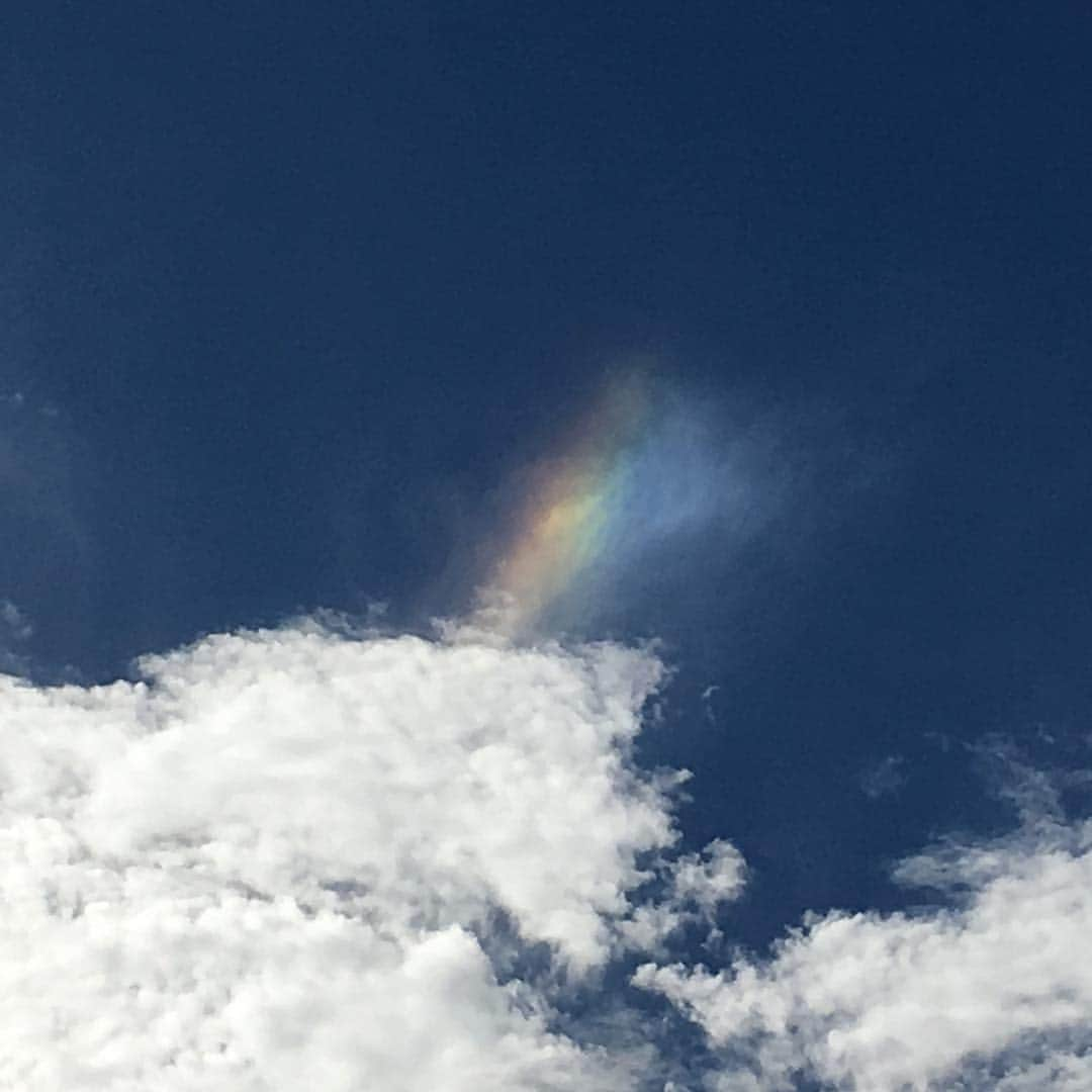 澤口麻理のインスタグラム：「#彩雲 発見☺️✨ #iridescentclouds #rainbow#sky#sun#cloud#nature #weather#happy#🌈#☀️#🌥#🍀 #雲#空#気象」