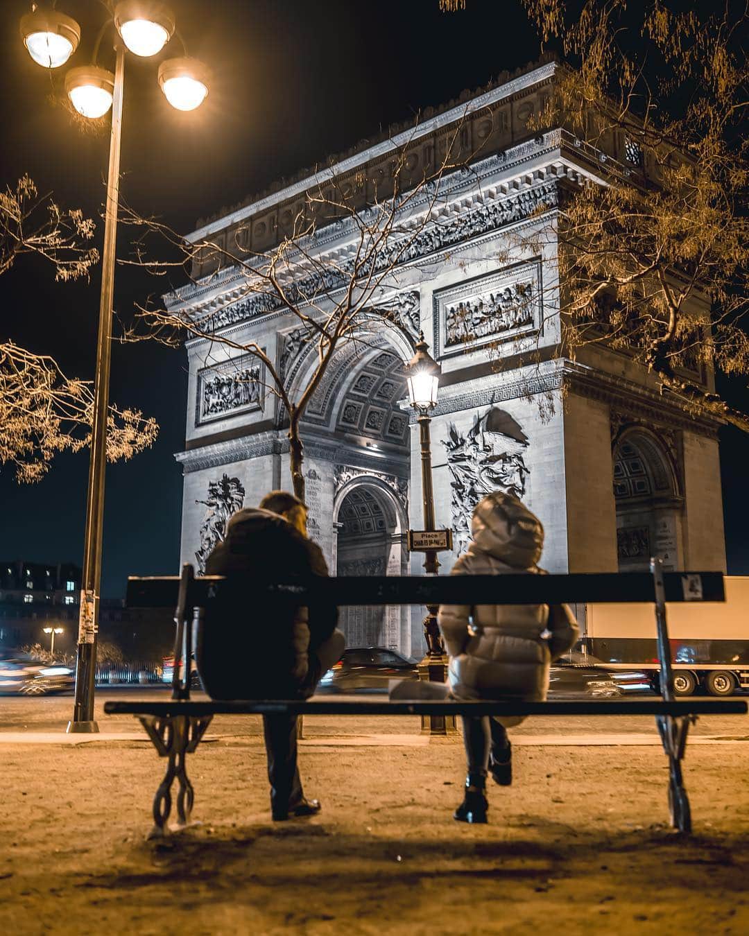 石川涼のインスタグラム：「Paris 2019. 大人になってからだって友達に裏切られたりいじめられたり辛いことはたくさんある。ただ子供の時と違うのは今はそれぞれに役割がある。そんな時はちょっと充電期間なんだと思って自分の仕事に集中して前向きに頑張ろう。  #triumphalarch#凱旋門#Paris#thisisparis#leica #leicasl#leicacamera#leicacamerafrance」