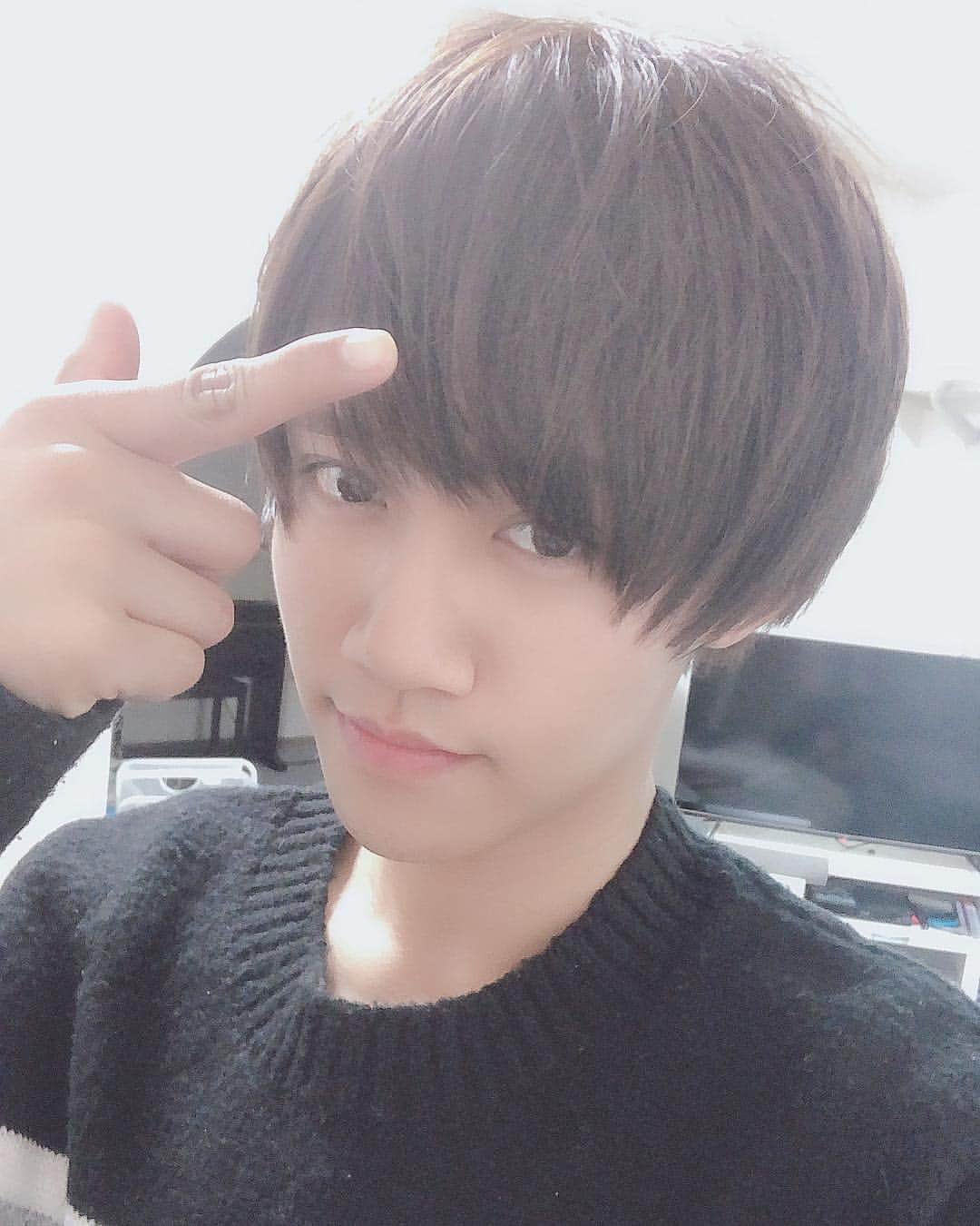 まういのインスタグラム：「トッキーにぃのとこに髪切ってもらったぜい ひっさしぶりだったのでだいぶスッキリス！🐿この冬は襟足短めで攻めます。まういです いつも神髪をありがとうございます💩💩💩」