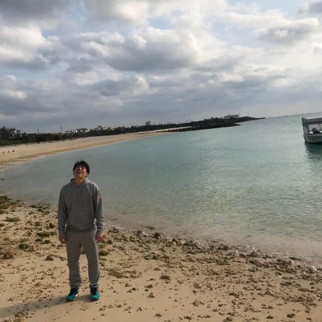 馬場皐輔のインスタグラム：「沖縄の海とヤギ👍 メェー🎶」