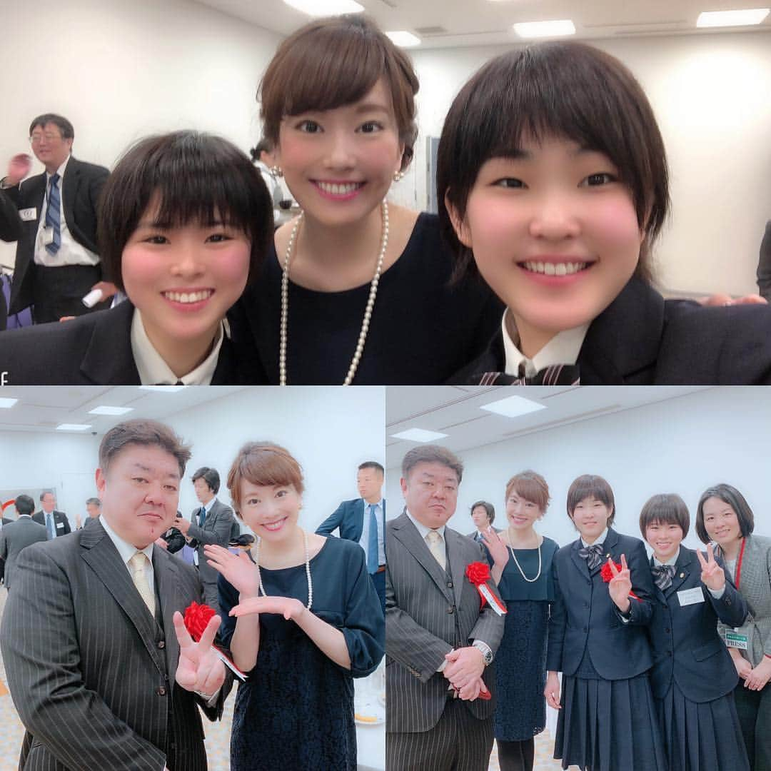 新垣泉子さんのインスタグラム写真 - (新垣泉子Instagram)「中村学園女子高校剣道部！おめでとう！！！ 毎年、西スポから、九州のスポーツ界で活躍、貢献した方や団体に贈られる『西日本スポーツ賞』☆私はここ数年、表彰式と祝賀会の司会をさせて頂いています☆☆☆ 写真は、受賞された中村学園女子高校剣道部の皆さん☆  何年か前に取材させて頂いたことがありますが、岩城監督は、初め恐そうだなと正直少しビビっていたのですが（笑）、実際はとても優しく、厳しさの中に深い愛を感じ、それが選手の皆さんの集中力や剣道に向き合う気持ち、そして見事な結果に繋がっているのだと思いました。  選手の皆さんは、挨拶も大きな声でしっかりできて、礼儀も正しく、本当に大人が見てもカッコイイ高校生です☆  一方で練習が終わると、女子高生らしい可愛い一面も見せてくれて、今回写真に写っている2人も、おしゃべりしていると、とてもお茶目で可愛かったです☆(^-^) 3年生の2人は、4月からそれぞれの進路に進むようです☆中村学園女子高校剣道部“魂”で、これからも頑張って欲しいと思います(^-^)☆ とても刺激をいただいた１日でした☆  西スポ賞受賞、本当におめでとうございます(^-^) #西スポ賞 #西日本スポーツ賞 #西スポ #西日本スポーツ #西日本新聞 #受賞 #おめでとうございます #中村学園女子高校剣道部 #中村学園女子高校 #剣道部 #剣道 #岩城監督 #剣道女子 #可愛い #カッコいい  #レベチ  #ジゲチ #JKに教えてもらった #若者言葉 #レベルがちがう #次元が違う #はぁ〜 #勉強になります ！！！」1月29日 20時45分 - motoko.arakaki