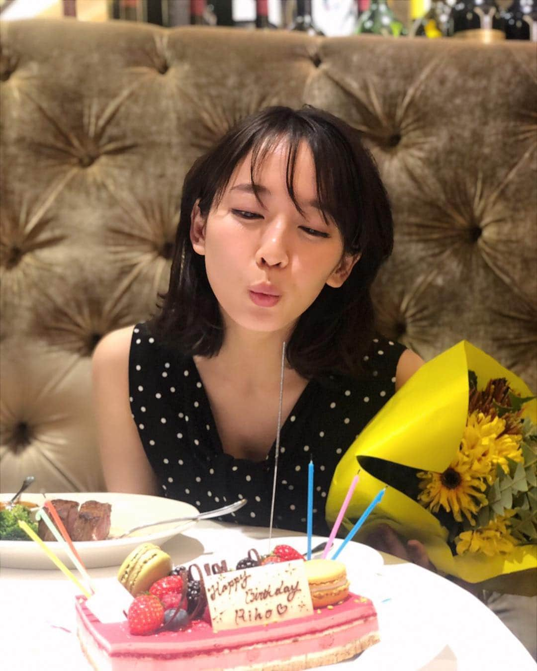 andGIRLさんのインスタグラム写真 - (andGIRLInstagram)「先日、4月号の撮影で吉岡里帆さんの26歳のお誕生日🎂をお祝いさせていただきました！  登場するのは、ちょっと先(3月12日発売)の号ですが、特集内では色んな吉岡さんを見ることができます！🦊🎧🎙 楽しみにしていてください！！ #andgirl #アンドガール  #吉岡里帆  #naturalbeautybasic  #柴田フミコ #井関かおり #高取篤史 #4月号 #birthday #empirestakehouse」1月29日 21時01分 - andgirl_jp