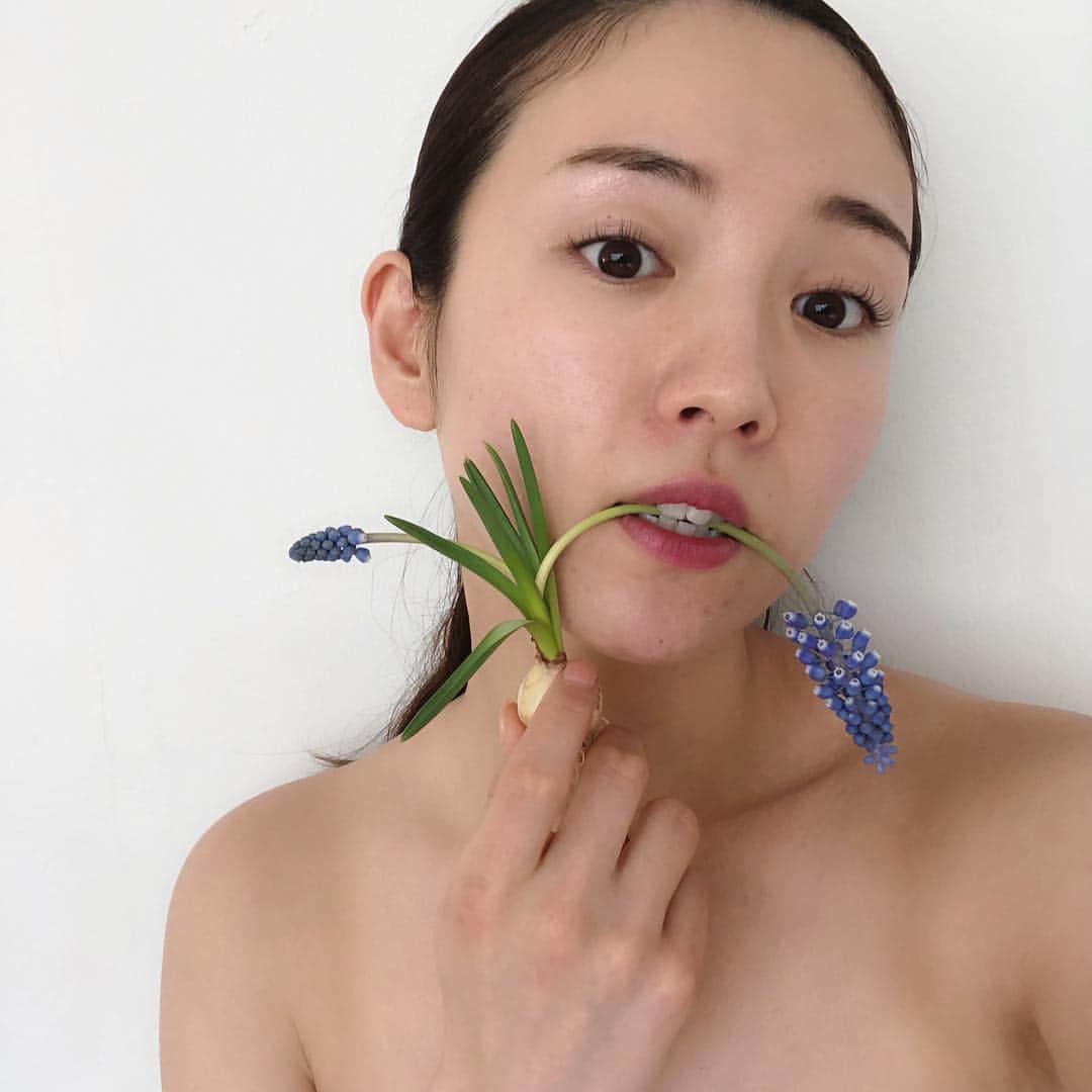 園都さんのインスタグラム写真 - (園都Instagram)「お花に囲まれて撮影しました。  フラワーアーティストの皆様が創り出す世界観にトキメキが止まらなかった。  メイクは眉毛とリップだけ！素肌感。  発売お楽しみに！」1月29日 21時16分 - miyakosono_official