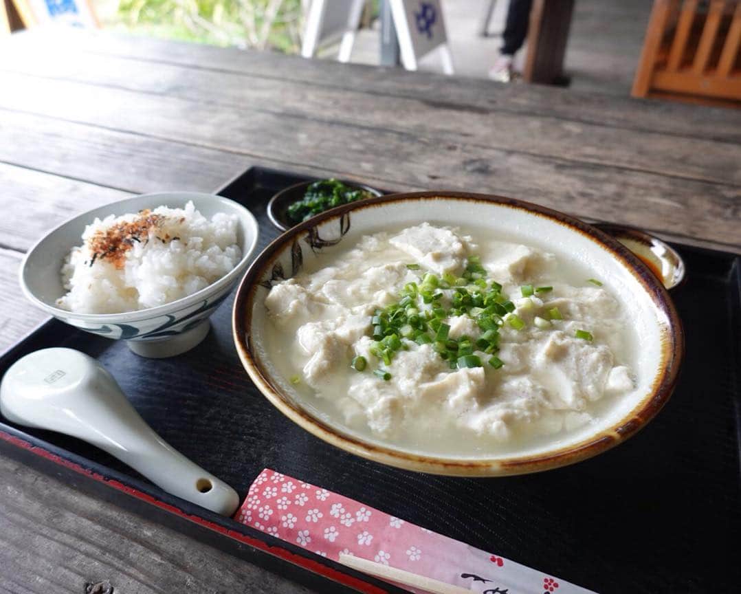 西川瑞希（みずきてぃ）さんのインスタグラム写真 - (西川瑞希（みずきてぃ）Instagram)「スタッフさん達みんなで行ったお昼ご飯🍴行列ができるほど人気の #とうふの比嘉 さんで//愛情たっぷりの手作りのお豆腐…ふわふわでとっても美味しかったよ〜😋優しい味に癒されました✨大満足〜✨ . #shotting #day #ishigaki #okinawa #石垣島 #お豆腐 #ヘルシーランチ #ゆし豆腐」1月29日 12時22分 - mizuki_nishikawa_