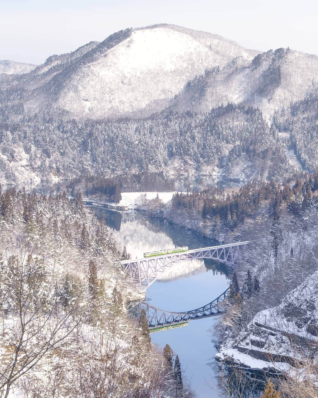 masayaさんのインスタグラム写真 - (masayaInstagram)「Tadami Line #只見線 Fukushima Tohoku  前日の夜雪が降り、撮影時の朝晴れるという予報を頼りに出かけたのですが、残念ながら前日から殆ど雪が降らず一面の銀世界とはならなかった。またタイミングを見つけリベンジです。電車が左によっているのは、カメラチェンジしたため（汗）#tadamiline #fukushima #aizu #japan」1月29日 12時41分 - moonlightice