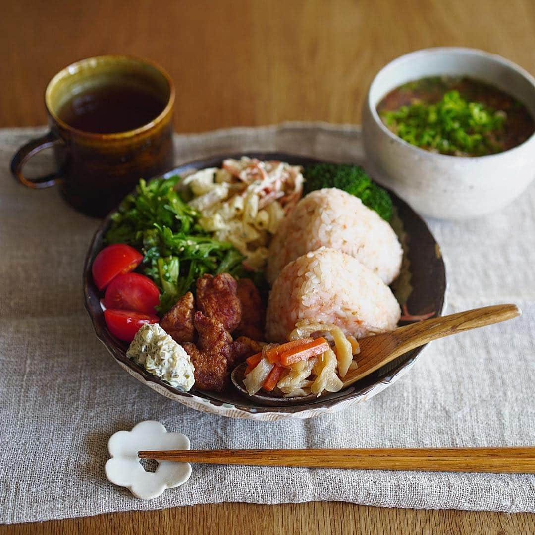 kyonkousaのインスタグラム：「残り物でお昼ごはん。 . いただきます🙏 . . . 残り物もワンプレートにすると全然違う☻ . . . . . #ワンプレート #おむすび #おにぎり #ランチ #lunch #おひるごはん #おひる #キナリノ #暮らし #暮らしを楽しむ #楽しい時間 #くらし #いただきます #テーブルフォト #kurashiru #instagramjapan #ig_japan #instafood #instajapan #IGersJP #LIN_stagrammer #delistagrammer #デリスタグラマー#onthetable #日々 #日々のこと」