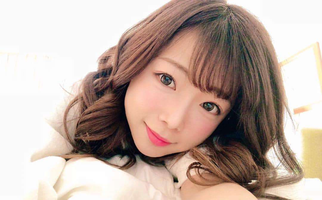 紗倉まなさんのインスタグラム写真 - (紗倉まなInstagram)「仕事で一週間グアムに来ております！(のうちの、今日は3日目🤗) そして今、部屋で待機中✨衣装も内容も秘密のとある撮影です(*´ω`*) 今日はスタートが遅めでのんびりしていますが、連日、早朝から深夜まで一生懸命にスタンバイをしてくださってるスタッフさん達を見れば、ただただ凄いなぁと感心してしまいます...情報解禁はだいぶ先ですが、皆で頑張って作っているから絶対に良いものになると既に確信！楽しみ(*^ω^*)💓 皆様も良き一日をお過ごしくださいませ🤗 #グアム #秘密の撮影 #紗倉まな」1月29日 13時19分 - sakuramanateee