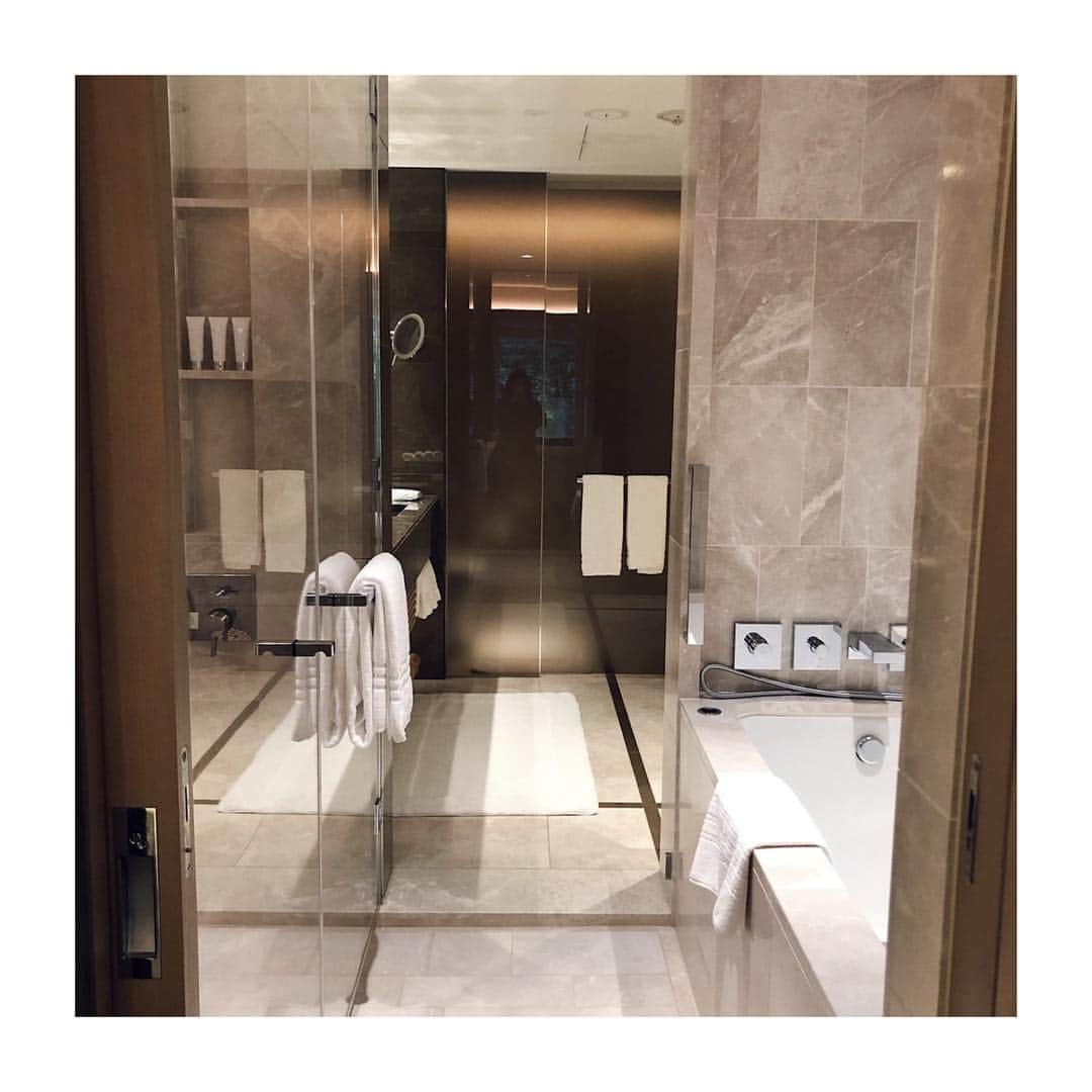 Rionaさんのインスタグラム写真 - (RionaInstagram)「. . Four Seasons Hotel KYOTO 🍁 . バスルームは ホテル選びの 大事なポイントでも ある 🚿 . 家建てる時の 参考にもなるしね 🧡✨ . . #フォーシーズンズ京都 #フォーシーズンズ #京都 #バスルーム #bathroom #Kyoto」1月29日 13時39分 - riiioona