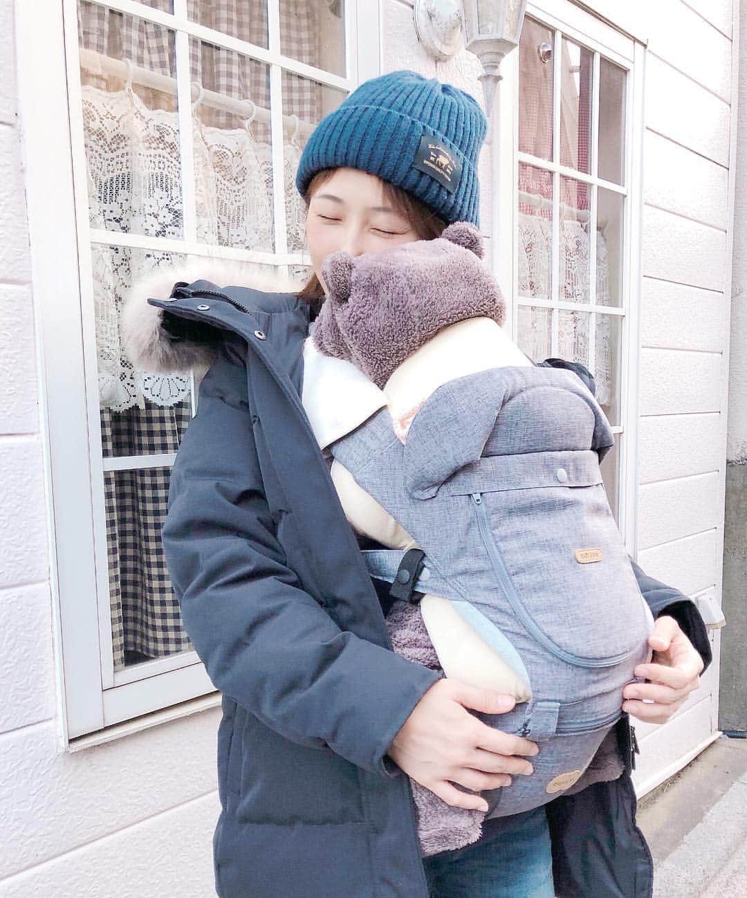 のインスタグラム：「* * * 抱っこ紐のお話★ 産後すぐからは新生児でも抱っこしやすい#babybjorn の#onekaiair を使っていたのですが、息子が急成長で一気に重くなって私の肩が悲鳴をあげたので(#マザーズバッグ と一緒に背負ってたら肩にアザができた😂) とっても使いやすかったんだけど、もう少し重さを分散できる#抱っこ紐 を探していたら、友達の先輩ママさんが#ベビーアンドミー の#ヒップシートキャリア をオススメしてくれて、さっそく使ってみました♪ * * * 聞いていた通り、重さが肩だけじゃなく腰にもいくのでとっても軽くて楽ちん～✧ 腰の部分が椅子のようになっているので、慣れてなくても簡単に抱っこできるよ☺︎ そしてビックリするほどよく寝る！！ うちの子は歩き出して5分で毎回寝ちゃいます笑 おしりが安定してるからなんだろうなぁ❁ * * * パッドを使えば新生児から使えるし、寝たらそのまま下ろして寝かせられるので、子どもちゃんがなかなか寝ないっていうママさんにとってもオススメだよ🐾 * * * 最近は寝てくれてる間にちょっとお茶したりできるようになって心身ともに助かってます︎𖠚ᐝ 抱っこ紐選びで悩んでる方に全力でオススメです♡ #babyandme  #ベビービョルン  #ベビービョルンonekaiair  #ベビーキャリア  #新米ママ  #赤ちゃんのいる生活  #赤ちゃんのいる暮らし #3ヵ月ベビー  #mybaby  #myson #親バカ部 #寝顔  #寝顔天使 #急に大きくなったので #靴下のサイズが合ってない」