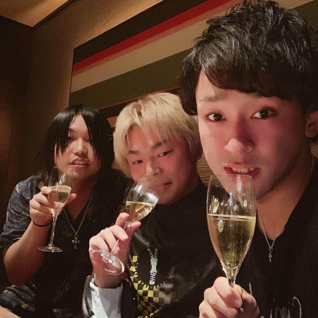 としみつのインスタグラム：「昨夜。 楽しい友達と美味しい海老です。  #水溜りオンエア」