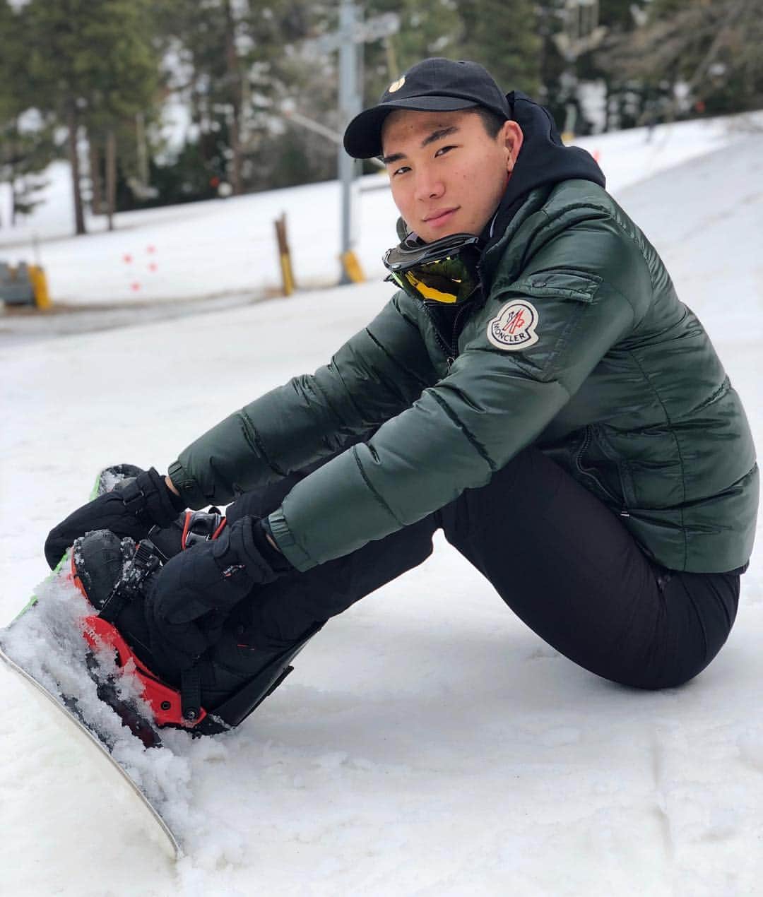 大森勝太朗のインスタグラム：「first time snowboarding with my best friends 🤩 the first pic is an accurate depiction of what i actually did though 🏂😩」