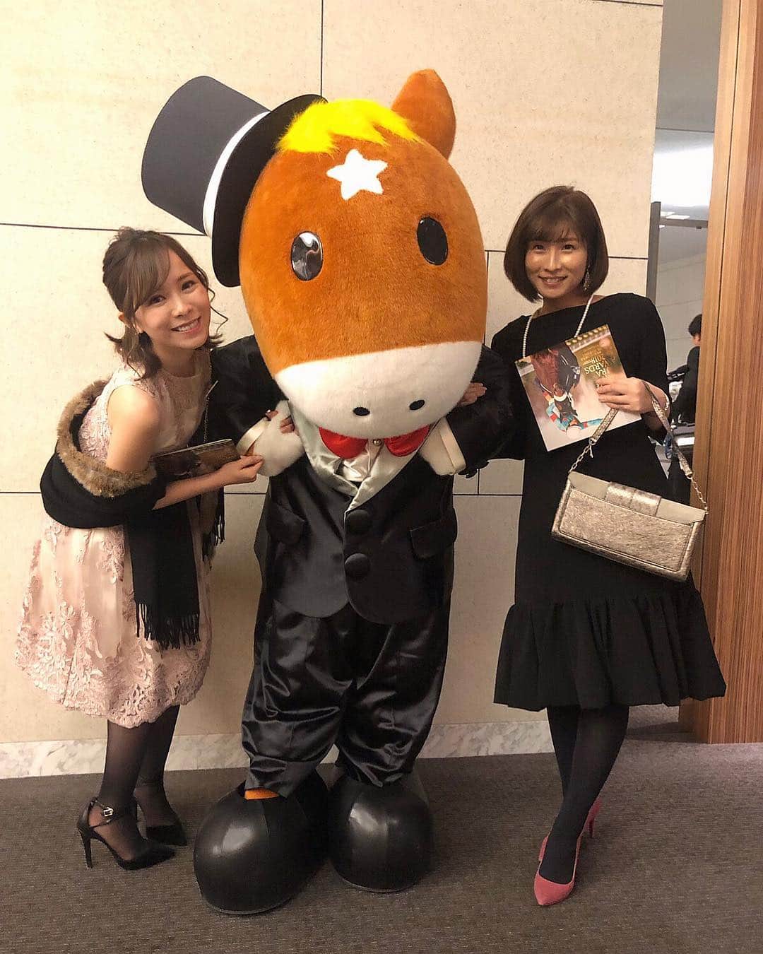 黒澤詩音のインスタグラム：「今年も #武裕美 アナウンサーと💓 * 頼れる美しい女性としても、アナウンサーの先輩としても、本当に素敵な裕美さんと仲良くしていただけて嬉しい限り。 * 他にも沢山会えたのですが、お写真忘れてしまったのでみんな競馬場とかで今度撮ってください😭💓笑 * #グリーンチャンネル  #パドックチャンネル #競馬 #umajo #keiba #ターフィーくん」