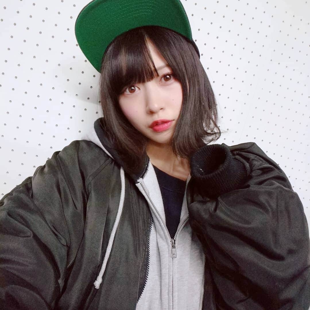 空野青空のインスタグラム：「. カジュアル×外ハネボブ . . . パーカーとブルゾンで最強にぽかぽか星人でしたヽ(*´∀`*)ﾉ♡♡ 寒がりにありがたきコーデ😂💙 . . . #あおべべ #外ハネボブ #ボブ #黒髪ボブ #あおにゃん #空野青空 #GRL #そらのアパレル #カジュアル #パーカーコーデ #グレーパーカー #ジップアップパーカー」