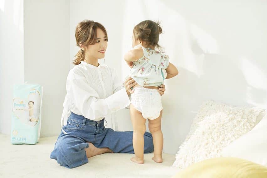 近藤千尋のインスタグラム：「パンパースの動画、 1万回のLoveをみました💗🥺 画像は雑誌mamagirlさんで パンパースの撮影をした時の…✨ ただのおむつ替えでも 大事なコミュニケーションの時間なんだなと再確認しました😊 育児に行き詰まった時、また 見直したい動画だなぁ…😌✨ フルバージョンは「パンパース 1万回のLove」で検索してね🥰  #パンパース #肌いち #pr #1万回のLove」