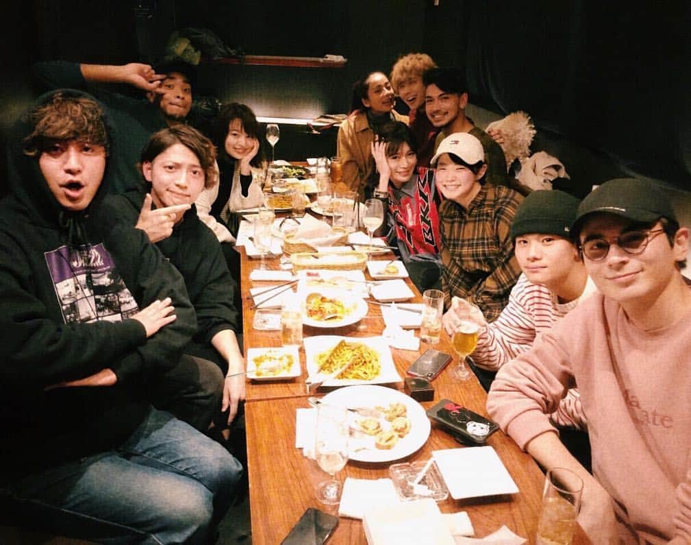 のインスタグラム：「軽井沢編の新年会でした🏡 久しぶりにみんなの顔が見れて嬉しかった！！😆 初めましての子もいるんだけど、勝手に親戚のおばさん気分な私。笑笑 二次会からあみ、まゆ、あや、ゆーだいも参加したよ☺️❤️❤️ &三次会からはけんやも。笑 他のメンバーはお仕事があり会えなくて残念、、 たくさん写真撮ったんだけど、今この写真しかないから、貰ったらまた載せるね👋🏽 ショーン幹事ありがとね🍷 みんなダイスキよー❤️」