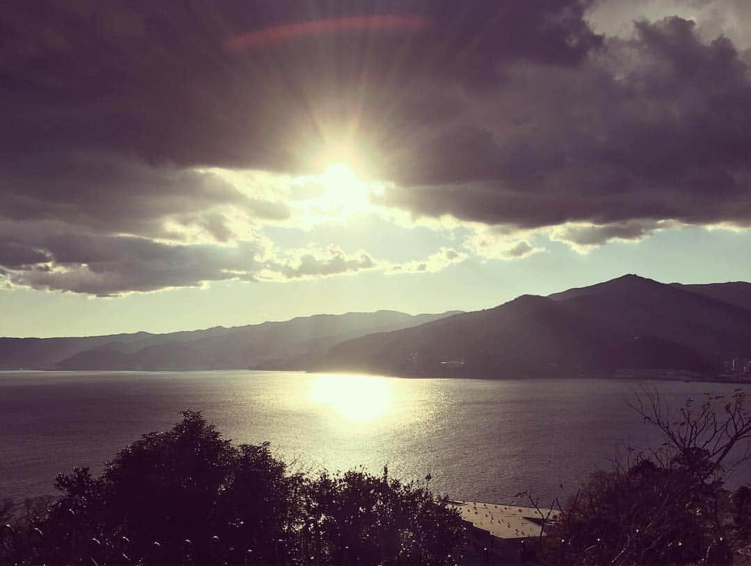 澤口麻理のインスタグラム：「☺️😌🤩✨ #sun#sunset#sea#nature#weather#🌅#☀️#🌤#🍀#真鶴#japan」