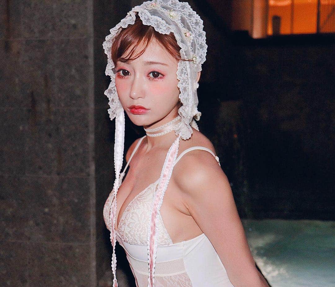 明日花キララのインスタグラム：「夜キラ🌉🧕🏼💫✨ . お昼に着ても夜きてもこのswimwearかわいいなあ💭💭❤︎ 今年可愛いデザインたくさんあり過ぎて楽しみ！！！ どのデザインが好きらら？🐣🍬」