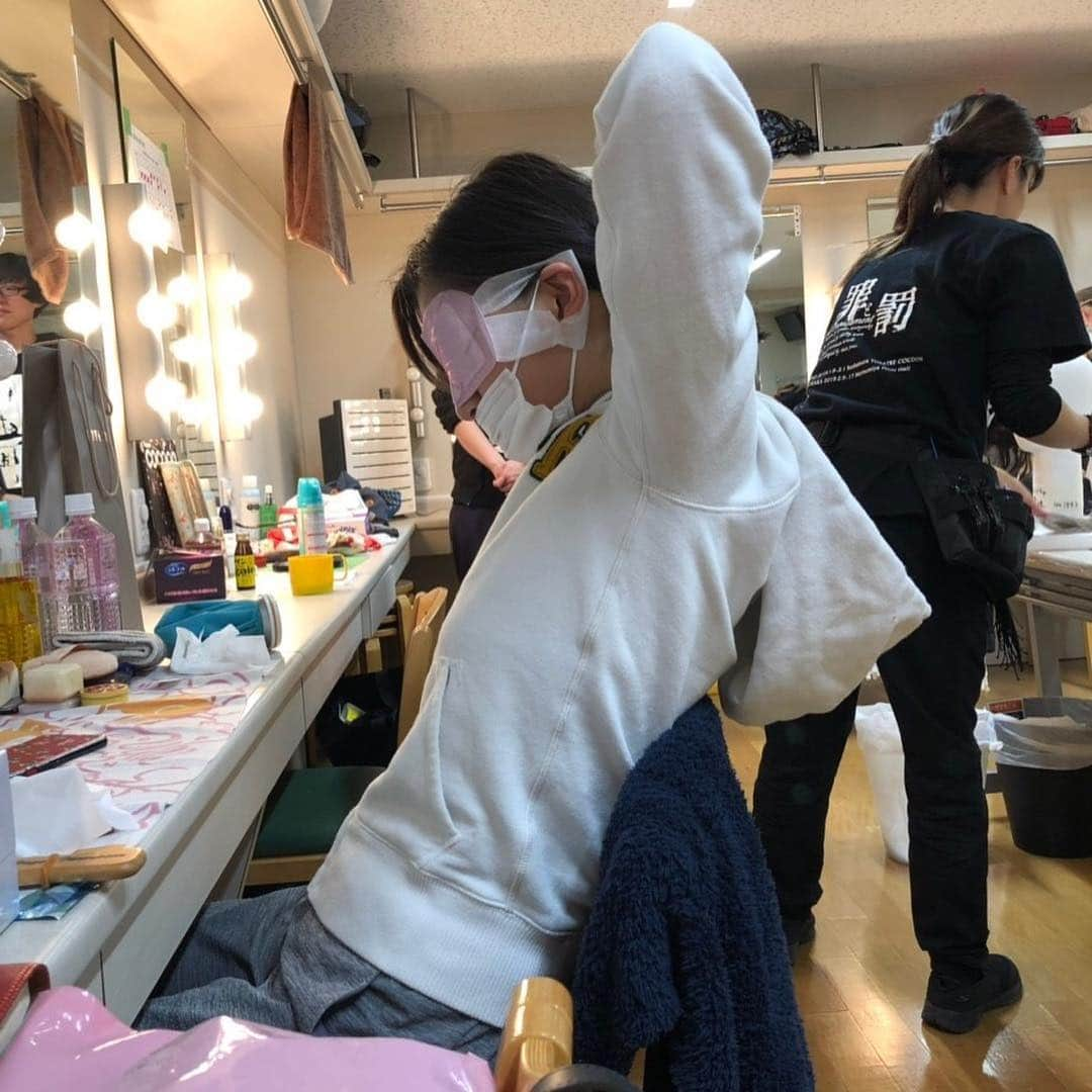 南沢奈央さんのインスタグラム写真 - (南沢奈央Instagram)「東京公演ラストスパート！ リフレッシュして、夜も頑張ります！ #罪と罰  #マスクとアイマスク #ストレッチとリラックス」1月29日 17時43分 - naominamisawa_official