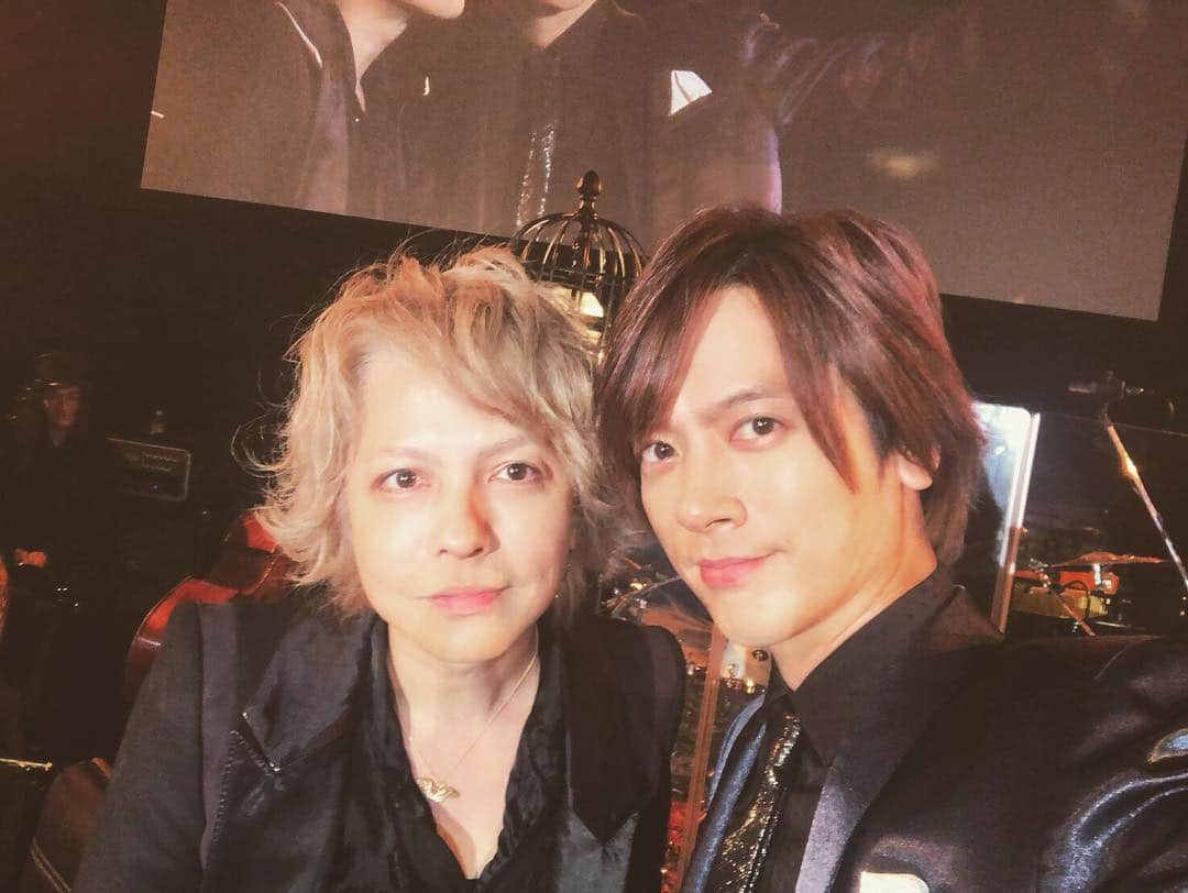 DAIGOさんのインスタグラム写真 - (DAIGOInstagram)「Dear Mr. HYDE,  Today calls for a celebration. Today is the monumental day of your birth. Happy Happy Birthday!  My life changed when I met you.  And for that I am forever grateful. Thank you always, and forever.  I will continue to follow you till the end of the world.  HYDE-san, you are forever my God.  Please continue to share your magical voice with the world.  I want to watch you forever.  Our  forever L'Arc〜en〜Ciel.  #HYDE @hydeofficial  #DAIGO #siwaza @siwaza_  Thank you siwaza for the order made original present!」1月29日 18時09分 - daigo_breakerz_