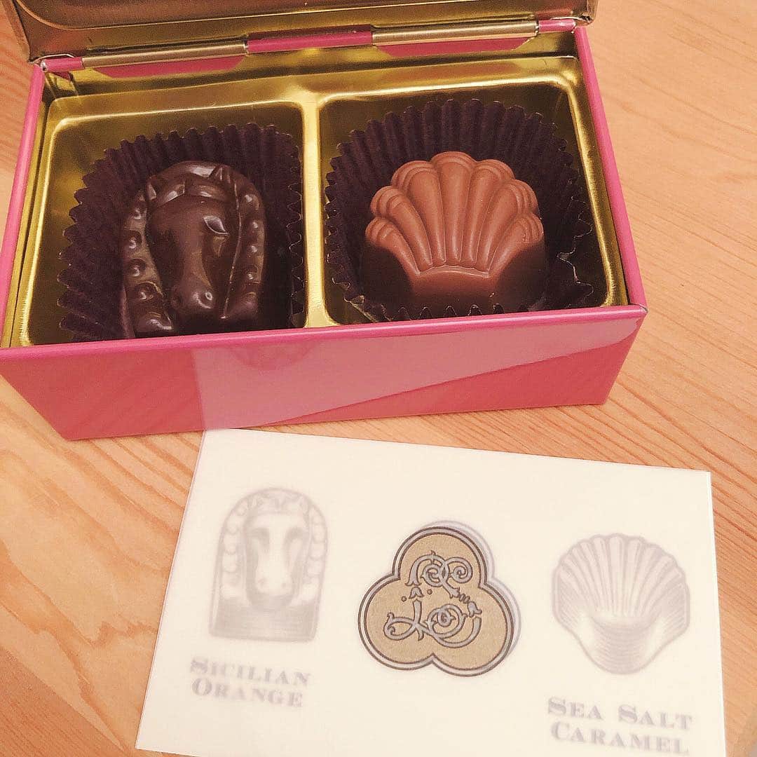 村上奈菜さんのインスタグラム写真 - (村上奈菜Instagram)「Louis Sherryのチョコレート。 見た目の可愛さに惹かれてお高めだけど ちょっとしたご褒美に購入。 ニューヨーク5番街から生まれたチョコレートの宝石箱なんだって🍫💍 一粒手に取ると上品な香りが。そして一口かじると自然と目をつぶってしまうほど濃厚で深く、満たされる味でした。 缶、集めちゃいそう(笑) #louissherry #newyork  #chocolate #ルイスシェリー #1881 #チョコレート #napichoco」1月29日 18時29分 - murakami__nana