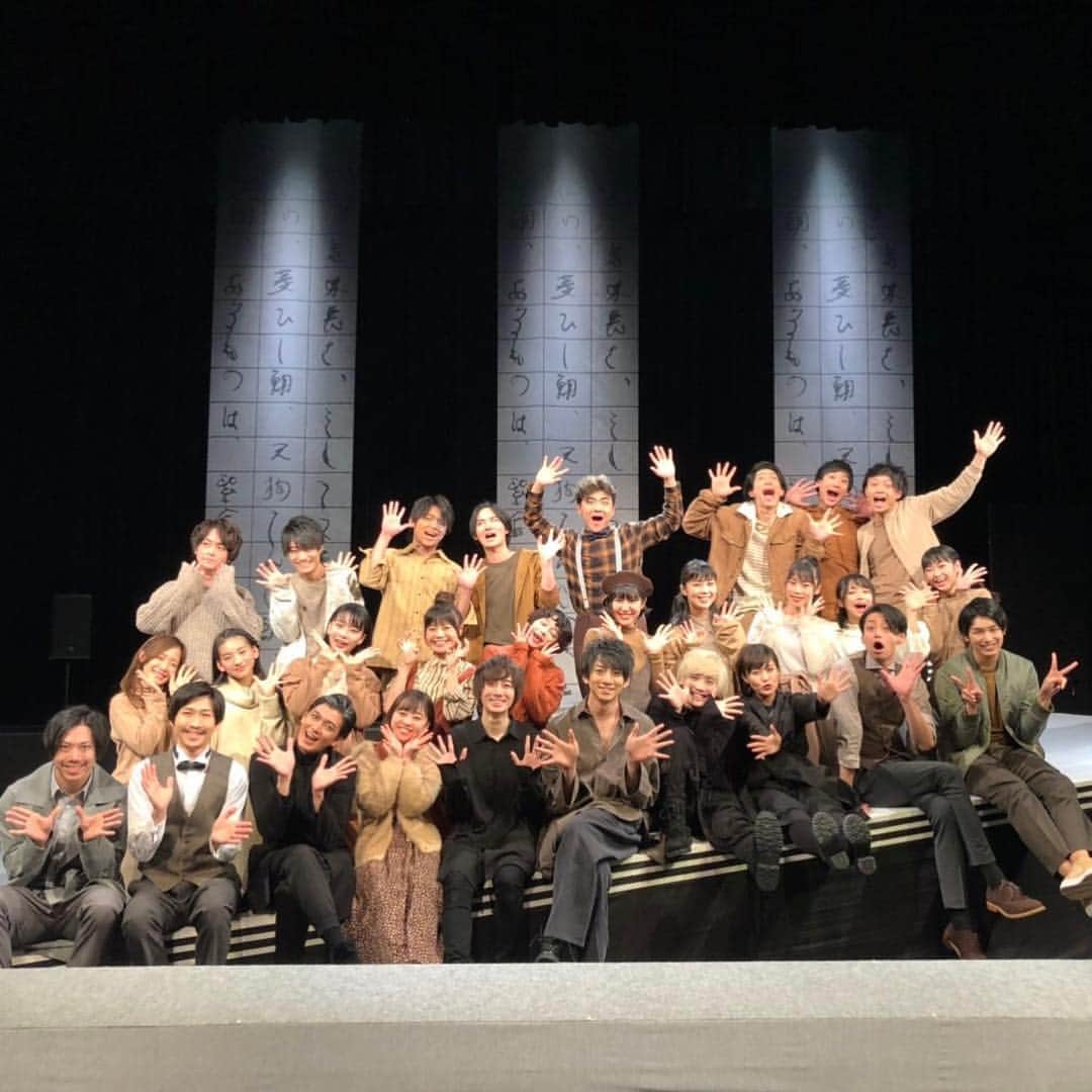 飯田來麗のインスタグラム：「・ 『カルパノーラマ』全9公演 ・ ご来場下さった皆さん。 本当にありがとうございました！ ・ 今回の座組みは人数も多くて、年齢もバラバラで。 正直大変な事が山ほどありました。それでもキャスト28人、スタッフさんと１つのものを完成させよう！カルパノーラマの世界観を伝えよう、届けよう！その思いを皆んなが持っていて、1日も妥協する事なく毎日作品と向き合っていたから、9公演やりきる事が出来たのだと思います。そして、私たちが板の上に立てていられるのは、観に来てくださるお客様がいるからです。本当にありがとうございました❤︎ ・ そして応援提灯もありがとうございました！とっても嬉しくて、毎朝劇場入りした時に沢山パワー貰ってました💓 本当にありがとうございました❤︎ ・ これからもステージに立て続けられるように、見て頂けるように日々精進していきます。 これからもよろしくお願い致します☺︎1人ずつの写真はゆっくり順番に上げていきますね♪ ・ 本当にありがとうございました！」