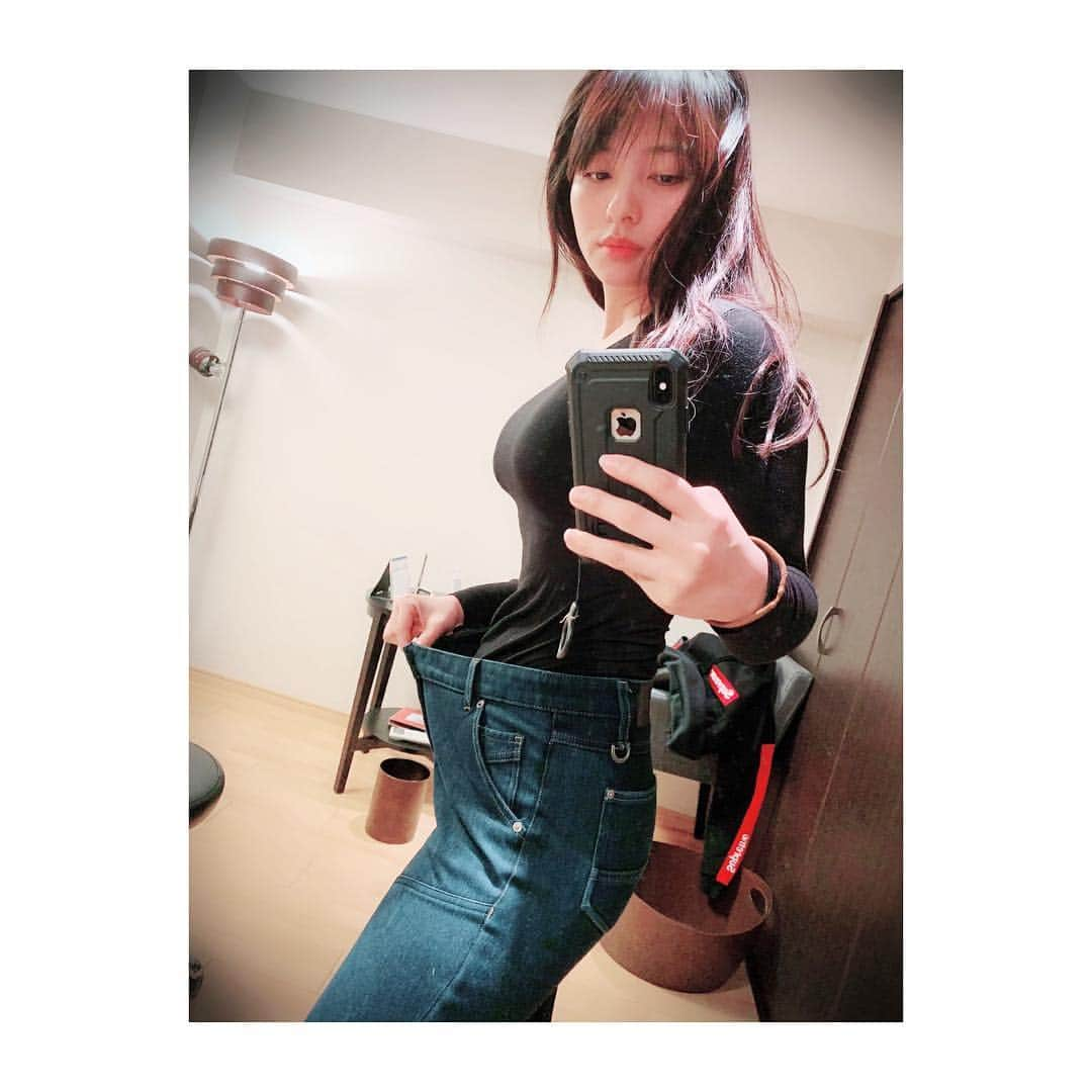 水崎綾女さんのインスタグラム写真 - (水崎綾女Instagram)「ダイエット頑張りました！！Before/After と言いたいところだけど… 私のパンツスタイルだと👖だいたいこうなる。お尻に合わせるとこうやってウエストがぶかぶか。ウエストに合わせると絶対に太ももとお尻が入らない(笑) 鍛えてから更にお尻が大きくなってる。 * * * #痩せたって事にしていい？ #痩せてない #いつもこれ #Diet #workout #BeforeAfter #ダイエット #お尻 #🍑 #ヒップアップ #training #gym (@biyoukyouseikikaku_kaede ) (@blendareve_shibuya)(@blendareve)」1月29日 18時51分 - misakiayame