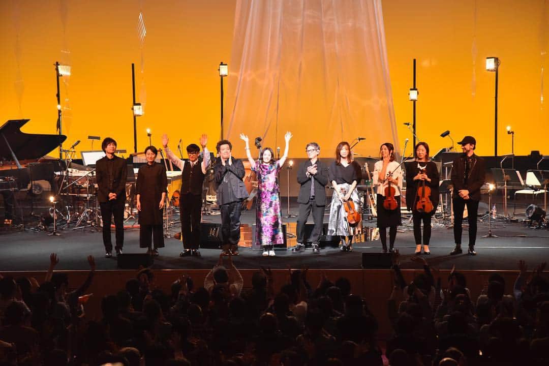 原田知世さんのインスタグラム写真 - (原田知世Instagram)「原田知世 Special Concert 2019 "L'Heure Bleue" NHKホールへお越しいただいたみなさま、ありがとうございました。  一夜限りのライブ、、 スタッフ、メンバーのみなさんと共にステージを作り上げる喜びに満ちた、夢のような夜でした。 みんな最高！！ ありがとうございました💕💕💕 カメラマンの三浦憲治さんにライブの撮影をしていただきました。  #佐藤浩一  #角銅真実 #鳥越啓介  #みどりん #伊藤ゴロー #伊藤彩  #沖増菜摘  #三木章子  #ロビン・デュプイ」1月29日 19時17分 - o3a3_haratomo
