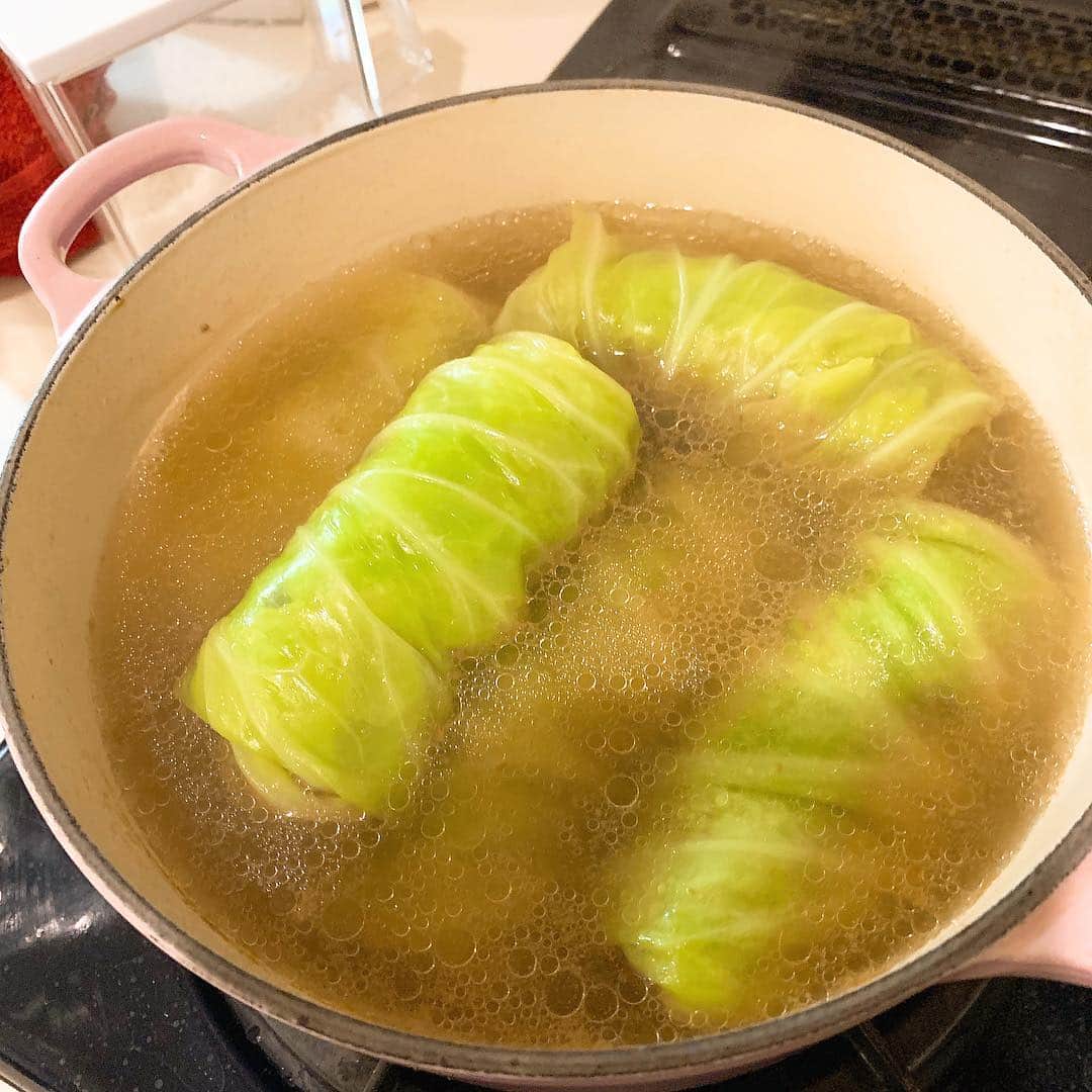 中林美和さんのインスタグラム写真 - (中林美和Instagram)「今日はロールキャベツ！ 寒いと身体が丸まってしまうから、 暖かいスープでほっこりしましょ。 . #cooking #dinner #美和ママごはん 🍳」1月29日 19時10分 - miwanakabayashi