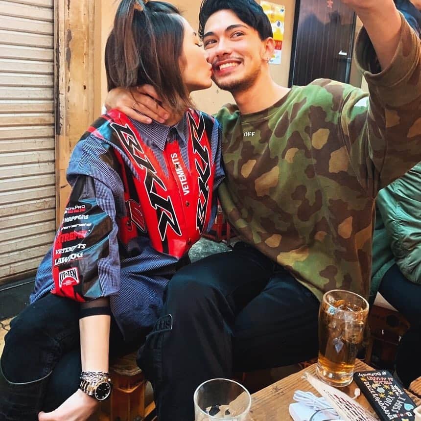 のインスタグラム：「普段は穏やかでほぼ喧嘩しないけど、稀に喧嘩することも🤛🤪 でも、直ぐに仲直り出来るとこが2人の良い所ね💛 photo by @ami_komuro 🧚🏽‍♀️」