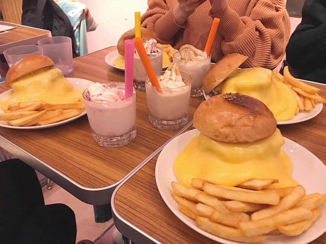 泉はるさんのインスタグラム写真 - (泉はるInstagram)「. ここのハンバーガーはチーズ好きにはたまらない🧀 #humberger #cheese #cheeseburger」1月29日 19時36分 - haruppp717