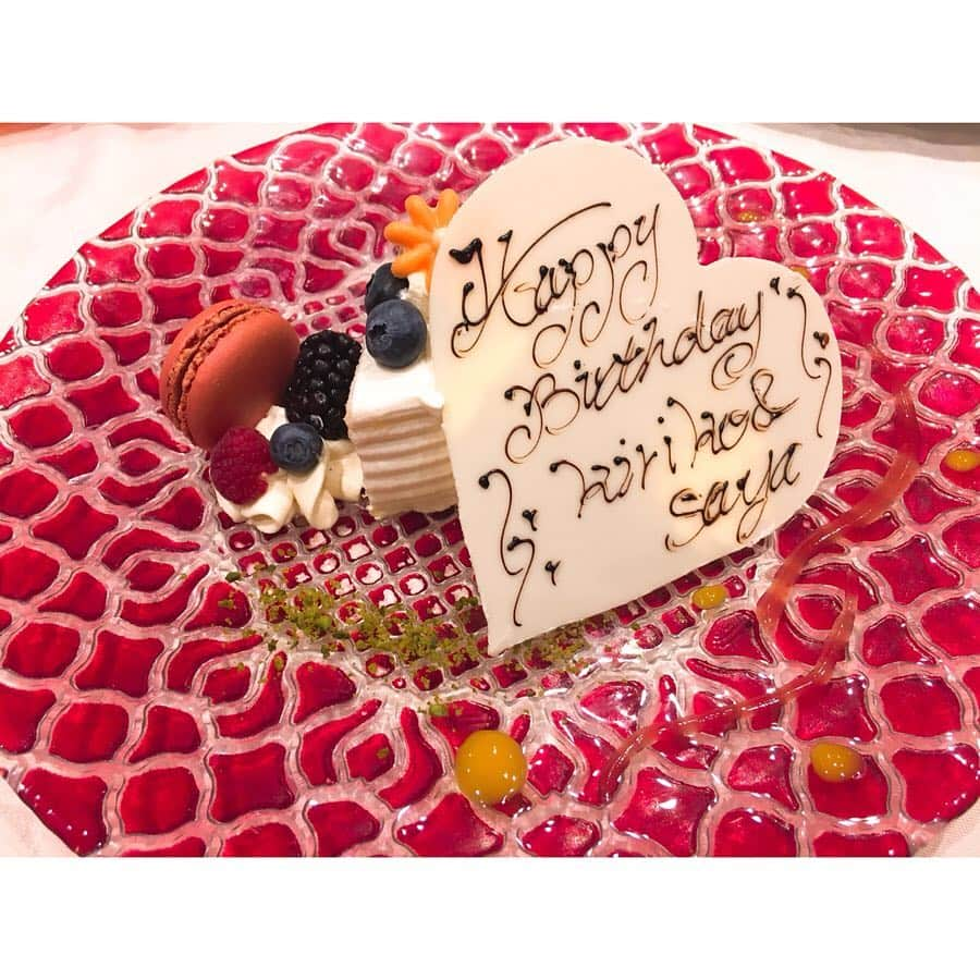 西村季里子さんのインスタグラム写真 - (西村季里子Instagram)「・ 誕生日が近いさやと一緒に お互いのバースデーをお祝いした日🎂 ケーキはサプライズで出てきたから びっくりした〜嬉し美味しかった〜🍓 サプライズをサラッとできるような 大人な女性にわたしもなりたかった(諦め) #誕生日#1月生まれ#バースデー#お祝い #バースデーケーキ#cake#🎂 #フレンチ#大人#久しぶりに#ワンピース 着たら#どうしたの#ってめちゃくちゃ言われた #え#いつも#スウェット ばっかだから #ワンピースが似合わない女 になってしまったのか私 #つらみ#大学#同級生#🍓#followme #follow #ザレギャントーキョー #thelegiantokyo」1月29日 19時40分 - kiriko_nishimura